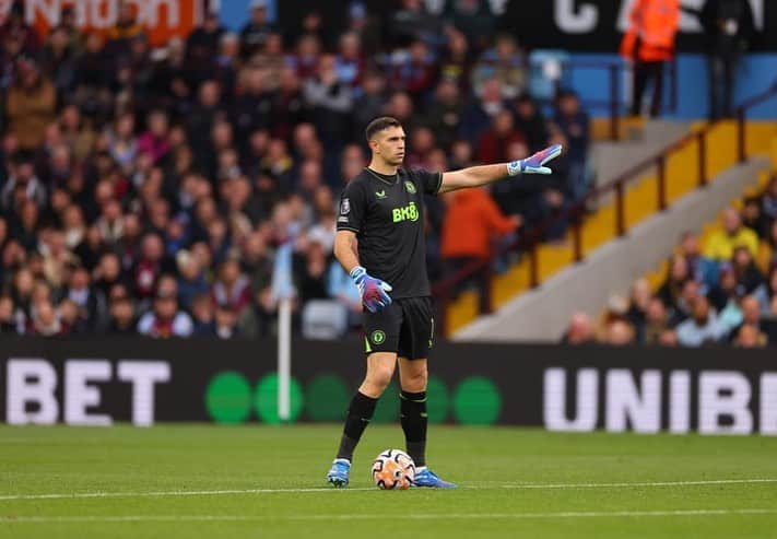 ダミアン・マルティネスさんのインスタグラム写真 - (ダミアン・マルティネスInstagram)「3 points at Villa park 😍  Boys were on fire today 🔥  3 puntos más en Villa park  Los chicos impresionante hoy」10月23日 3時09分 - emi_martinez26