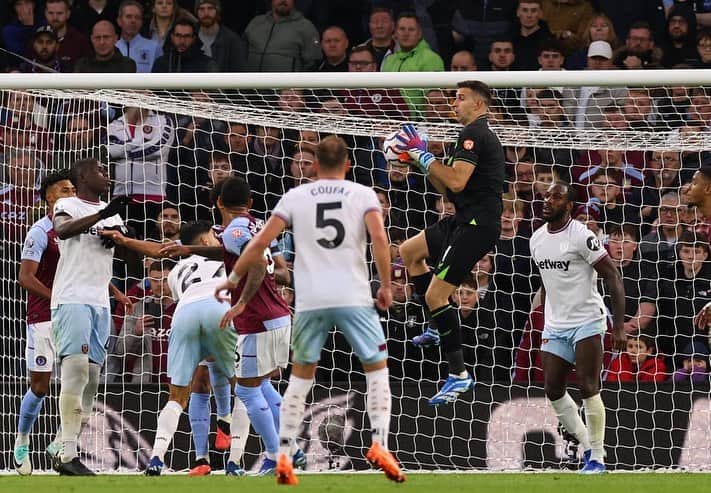 ダミアン・マルティネスのインスタグラム：「3 points at Villa park 😍  Boys were on fire today 🔥  3 puntos más en Villa park  Los chicos impresionante hoy」