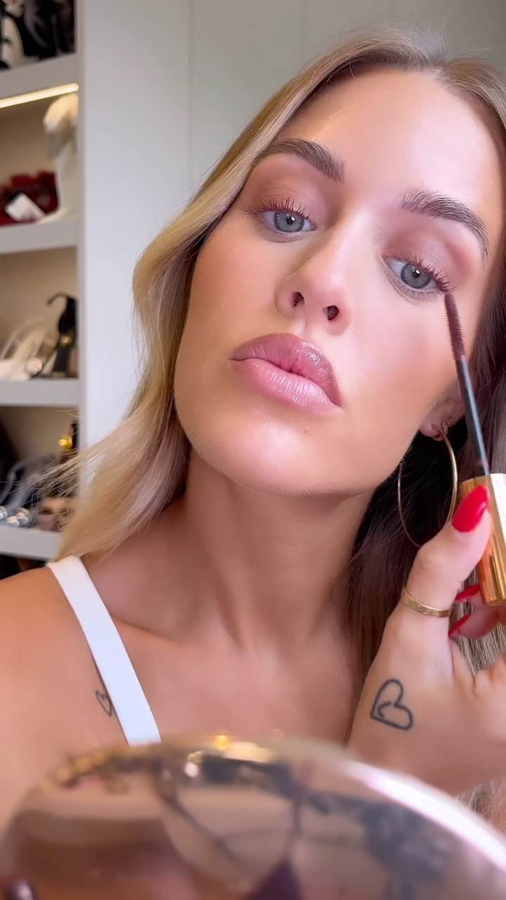 のインスタグラム：「how I make my blue eyes pop 🩵  products linked on stories 🫶🏼」