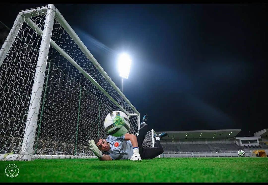 ジョエル・ロブレスのインスタグラム：「⚽️👐😀」