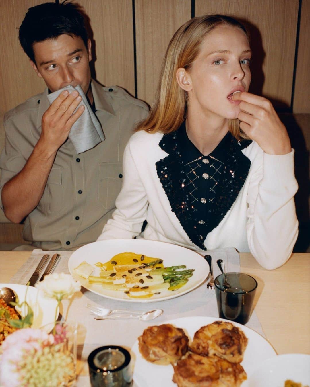 Vogueさんのインスタグラム写真 - (VogueInstagram)「For Resy enthusiasts or those burning the midnight oil, the best time to eat dinner is whenever you can snag that dream reservation or work in a meal into your busy schedule. But is that the healthiest choice? When should you actually be eating your last meal of the day? It turns out the answer to this is less straightforward than you might think.   At the link in our bio discover the best time to eat dinner, according to the experts. Photographed by @danmartensen, styled by @tabithasimmons, Vogue, December 2022.」10月23日 4時00分 - voguemagazine