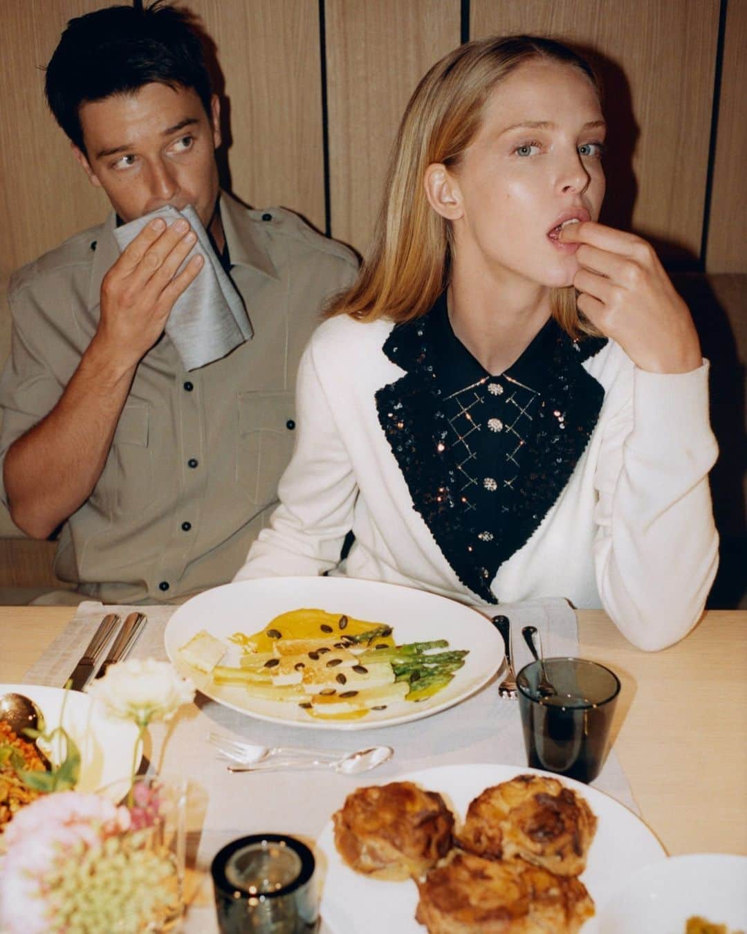 のインスタグラム：「For Resy enthusiasts or those burning the midnight oil, the best time to eat dinner is whenever you can snag that dream reservation or work in a meal into your busy schedule. But is that the healthiest choice? When should you actually be eating your last meal of the day? It turns out the answer to this is less straightforward than you might think.   At the link in our bio discover the best time to eat dinner, according to the experts. Photographed by @danmartensen, styled by @tabithasimmons, Vogue, December 2022.」
