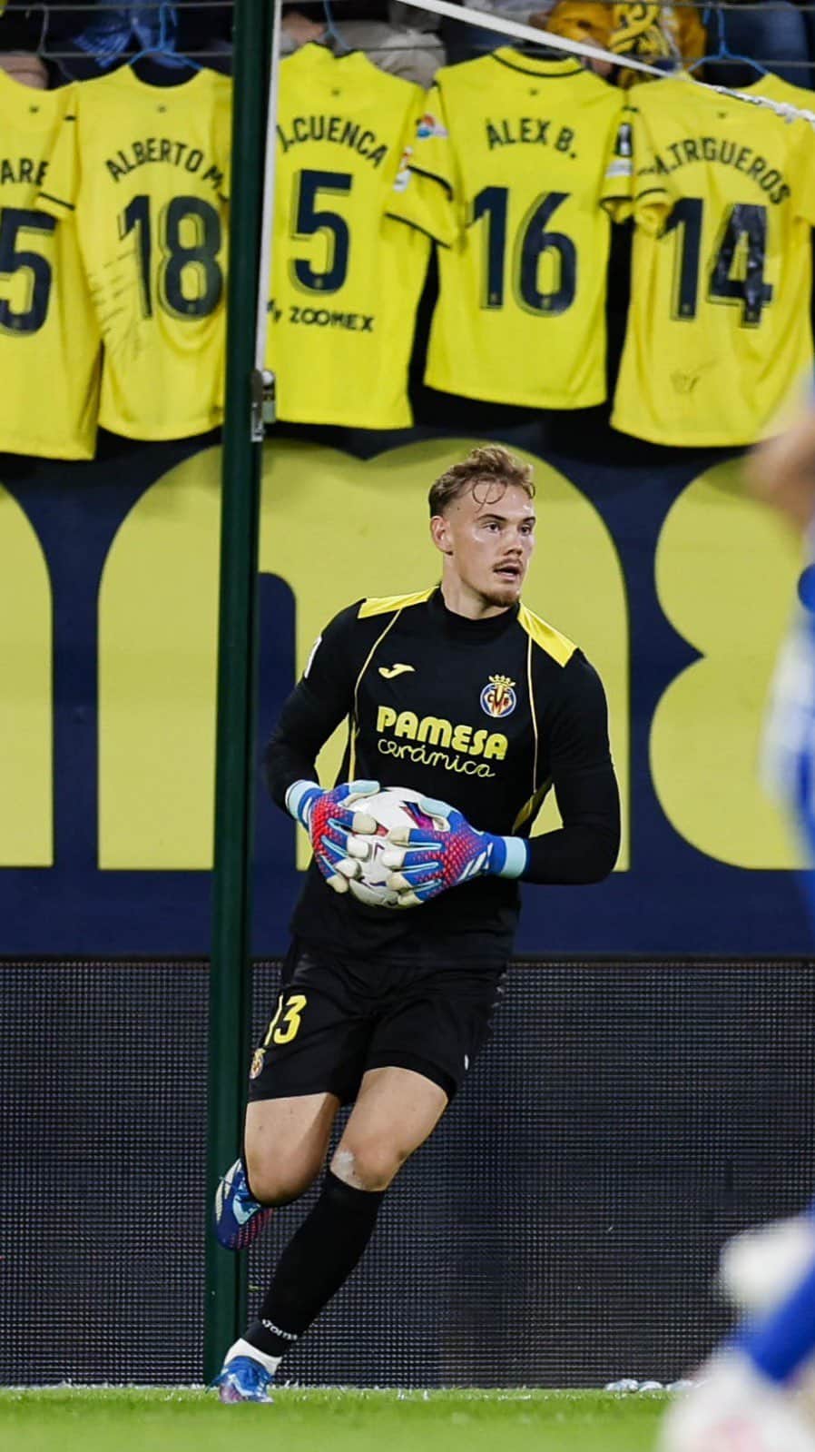 ビジャレアルCFのインスタグラム：「J𝗢𝗛RGENSEN! 😮🧤   #LALIGAEASPORTS #LALIGAHighlughts #VillarrealAlavés」