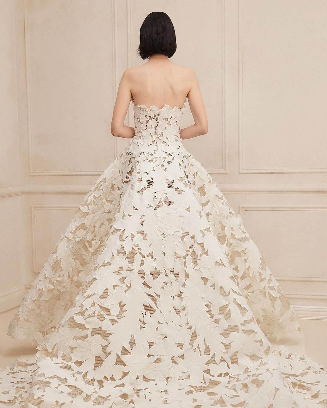 オスカーデラレンタのインスタグラム：「An exercise in volume and form, the #odlrbridal floral and fauna cutout ballgown makes a floor-sweeping statement.」