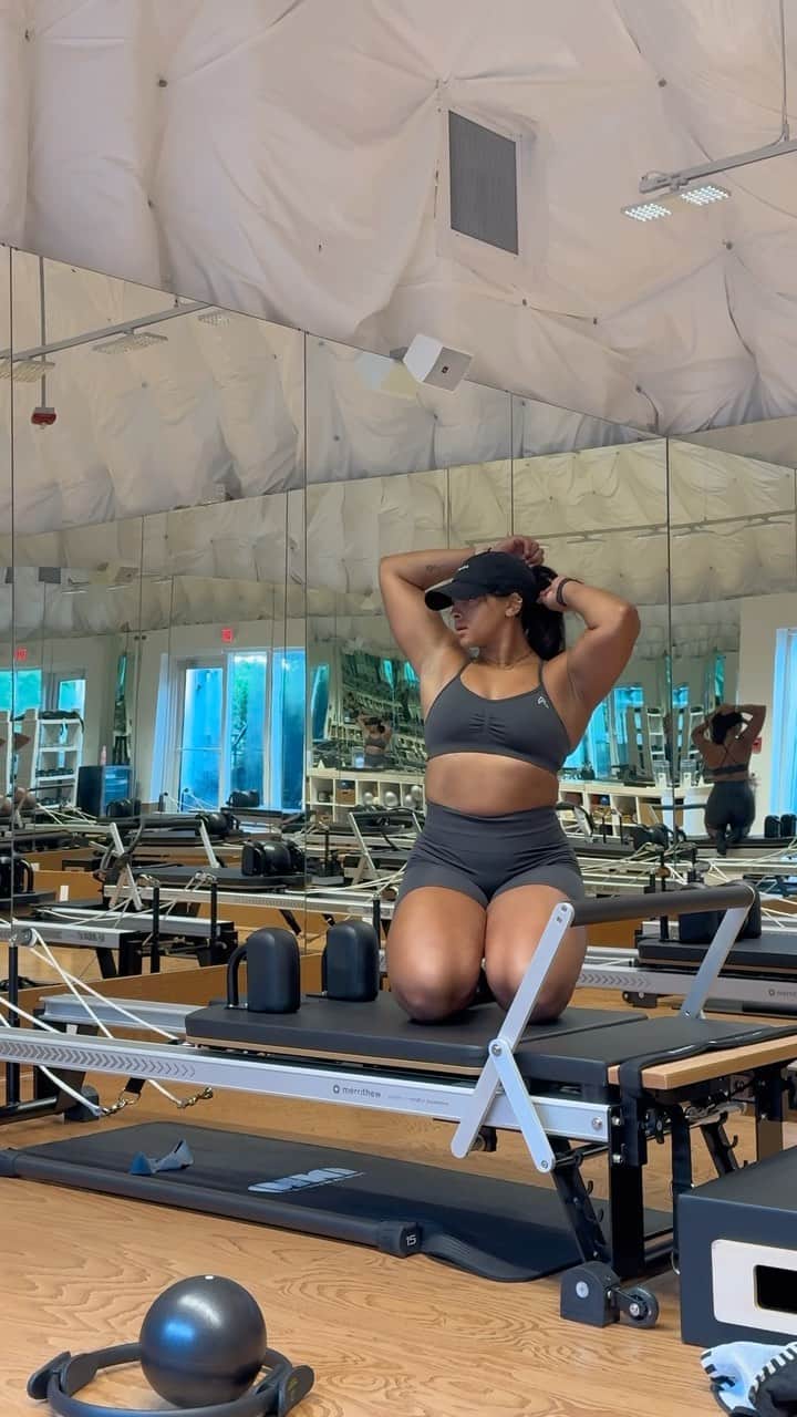エリッサ・ダウニーのインスタグラム：「Come hit a Full Body reformer with me🤸🏽‍♀️  Thing i love about reformer is that it looks so simple but honestly the burn this whole set gave me is no joke!!!   It’s great for me on lower impact days but still working the whole body!  Also brainstorming loads of ways to implement Pilates into programming for my online clients because the lengthening and strength you get from the movements is crazy✨  @palmheightsathletics @palmheightsgc」