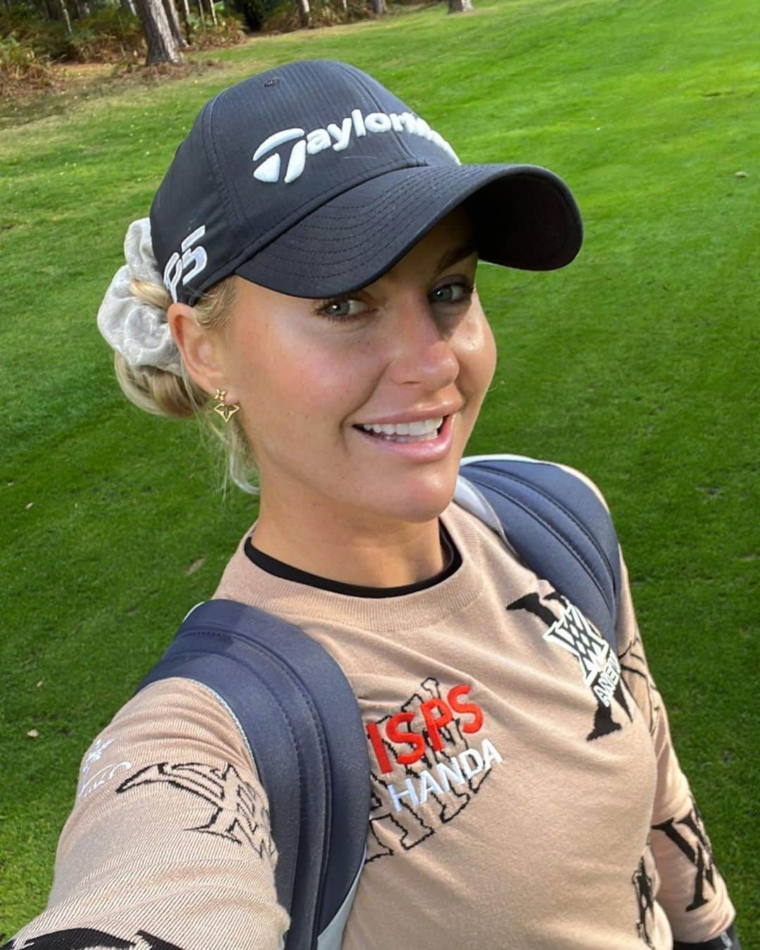 チャーリー・ハルのインスタグラム：「Had the best weekend on & off the course. Putting lessons, couple games of golf abit of practise, dinner with my mumma & dadda and catching up with my close friends ✌🏼❤️⛳️😁」