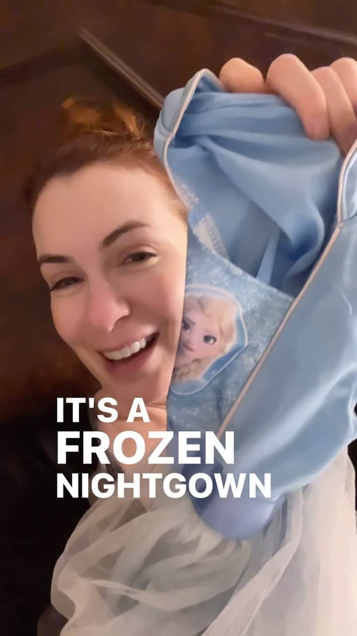 フェリシア・デイのインスタグラム：「I love sleep and I love my kid so this is a toss up situation really. #feliciaday」