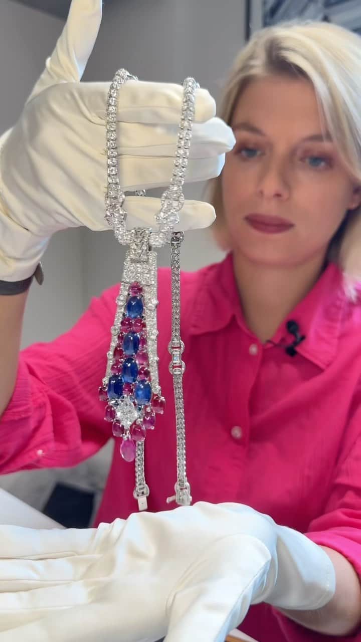 クリスティーズのインスタグラム：「An exceptional Cartier Art Deco necklace 💎    The jewellery produced by Cartier in the 1920s and 1930s are representative of an intrinsic understanding of symmetry, proportion, and colour, defining the Art Deco movement, and remain some of the most exceptional examples ever produced.  This 1933 art deco ruby, sapphire and diamond sautoir consists of a pear-shaped briolette ruby with oval-shaped cabochon rubies and sapphires, fancy-shaped, round, old and single-cut diamonds and a detachable pendant signed Cartier Paris.    Estimate: CHF 800,000 – CHF 1,200,000.   🗓️Magnificent Jewels including The Bleu Royal | Geneva Live Auction: 7 Nov 2023  @christiesjewels #necklace #artdeco #sautoir #diamonds #christiesgeneva #luxuryweek」