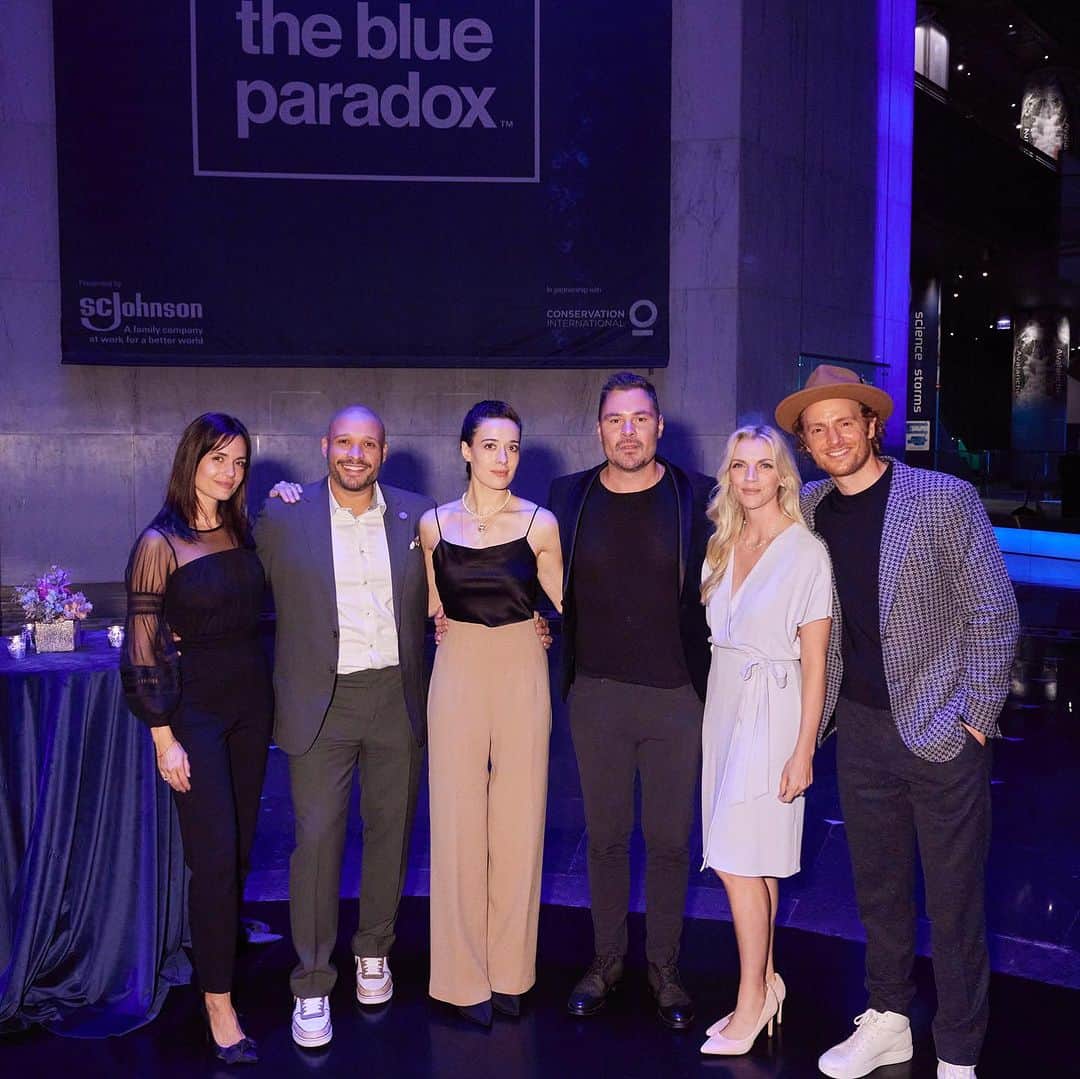 マリーナ・スコーシアーティのインスタグラム：「Good Friends + A Good Cause = An Evening at The Blue Paradox. I hope you can visit Chicago and see the exhibit and do a deep dive into the impact of plastic pollution in our oceans. There are actions (big and small!) that we can make. I'll be honest, sometimes I get overwhelmed by the planet crisis, but this exhibit made me feel inspired; like I could do some good here. Listen, if you go, tag me in your photos. I'd love to see you there and hear what you think! #TheBlueParadox is at @msichicago created by @scj + @conservationorg @toddkrim」