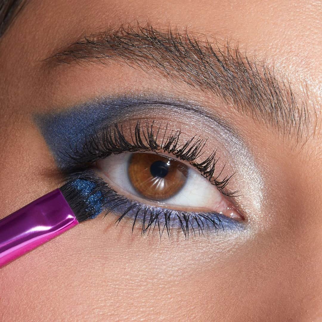 KIKO MILANOのインスタグラム：「Spice up your glam with this electric blue #eyelook! Create captivating looks with our nw #KIKONightWonders Eye Brush Set and get ready to wow everyone 🤩 ⁣ *Eyelash Curler & Eye Brush Set arriving soon, stay tuned!⁣ ⁣ Instamoisture Glow Foundation 8n - Radiance Boost Primer & Concealer Duo 04 - Eyebrow Designer Gel Mascara - New Water Eyeshadow 01, 19 - New Maxi Mod Mascara - Eye Brush Set⁣」
