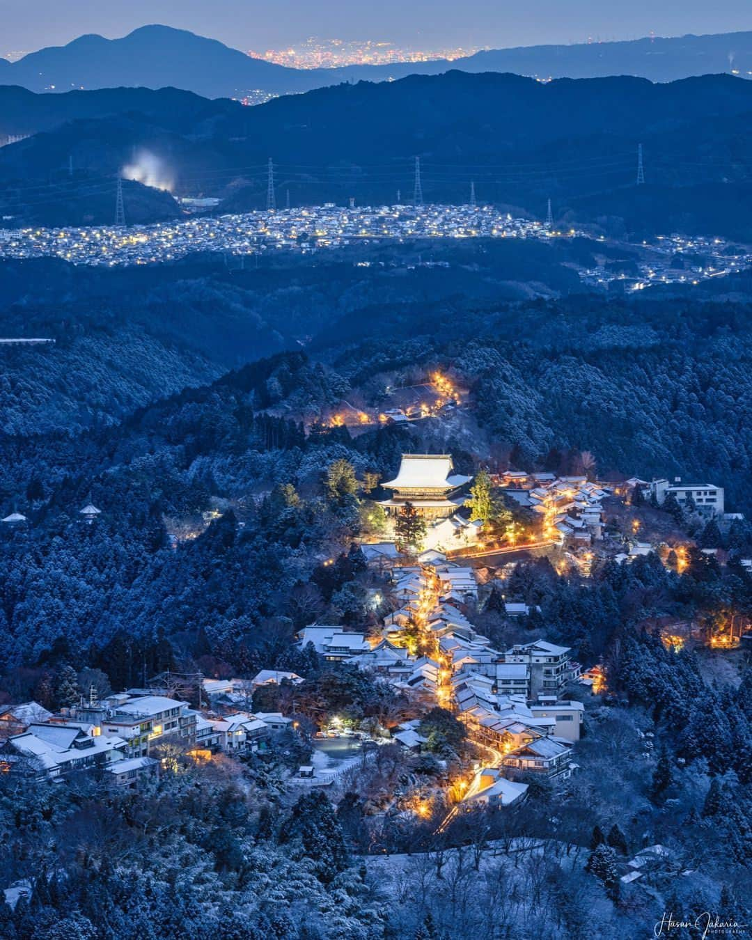 日本の国立公園のインスタグラム：「Snowy peaks and sacred temples: Exploring Mt. Yoshino's winter beauty ❄️🏔   Mt. Yoshino, in the Nara side of Yoshino-Kumano National Park, has been considered a sacred place since ancient times. In winter, this World Heritage site is a calm contrast to the lively cherry blossoms and fall colors from spring to autumn. 🧣🧤   Encounter numerous shrines and temples on Mt. Yoshino that are well over a century old, including Kinpusenji Temple, the head temple of Shugendo, an esoteric religion founded in the 8th century. Zao-do Hall within the temple’s complex is Japan's second largest wooden structure after the Great Buddha Hall of Nara’s Todaiji Temple. 🏯   The Hanayagura Observatory at Mt. Yoshino provides gorgeous views of the snowy landscape with the impressive Kinpusenji Temple standing tall along the ridge. Only two minutes away is the serene Yoshino Mikumari Shrine dedicated to Ameno Mikumari, a female deity of water and safe childbirth who is believed to bestow fertility on those that pray to her. About ten minutes down the hill is Chikurin-in Temple and Garden. This complex features a beautiful traditional inn, a smaller temple, and a grand landscaped garden designed around 300 years ago by tea master Rikyu. 🌨📷   Although it is possible to see Kinpusenji Temple as a day trip, we recommend staying overnight in the area to experience all that Mt. Yoshino has to offer. 🏨🙌  📍 Mt. Yoshino, Nara  📸 Aerial view from Mt. Yoshino of Kinpusenji Temple in Yoshino-Kumano National Park (Photo By : @hasan_photography)  #NationalParksJP #YoshinoKumanoNationalPark #MtYoshino #Nara #KinpusenjiTemple #BeautifulTemples #Hanayagura #Yoshinoyama #WinterTrips #JapanTravel #Japan #Travel #Tourism #ExploreJapan #DiscoverJapan #VisitJapan #日本 #国立公園」