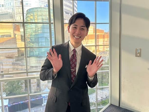 テレビ朝日アナウンサー公式のインスタグラム：「この後4時55分からは「 #グッド!モーニング」 秋になり日中は過ごしやすい気温になる日が増えてきて嬉しいです😄🍁  10月の1週目まではクールビズだったのですが、 スタジオも取材時もネクタイを締めてジャケットを羽織るスタイルに戻りました👔 #布施宏倖」