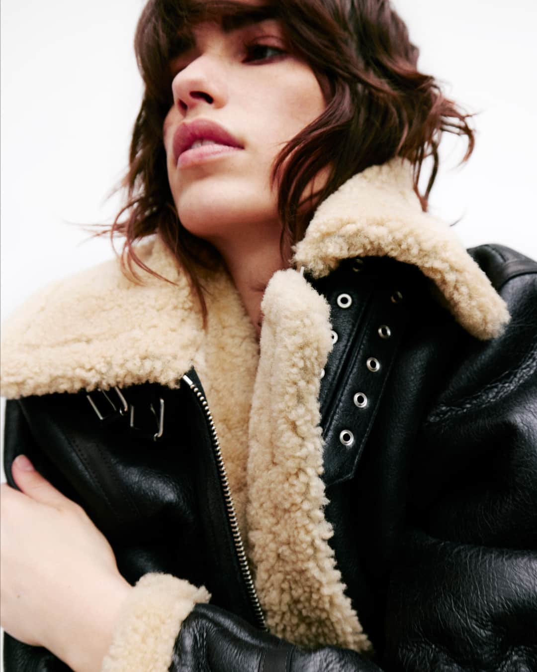 RE/DONEのインスタグラム：「Timeless outerwear crafted to last a lifetime. Meet the Shearling Aviator Jacket, available now online and in-store⁣  Talent: @ebicakkk Photographer: @anthonyseklaoui Creative Agency: @ljbtnstudio​​​​​​​​​​​​​​​​ Stylist: @lolitajacobs​​​​​​​​​​​​​​​​ Makeup: @_celinemartin_ Hair stylist: @louisghewy Casting Director: @arthurmejean  Production: @arthuretphilippine」