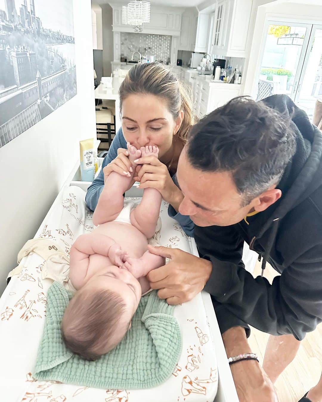 マリア・メノウノスのインスタグラム：「I can’t stop kissing her feet. I have never felt so much joy in my life. So grateful to everyone who helped bring little athena  into our lives.」