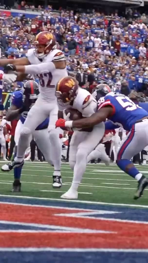 ワシントン・レッドスキンズのインスタグラム：「B-Rob for 6 😤  📺 #WASvsNYG | CBS」