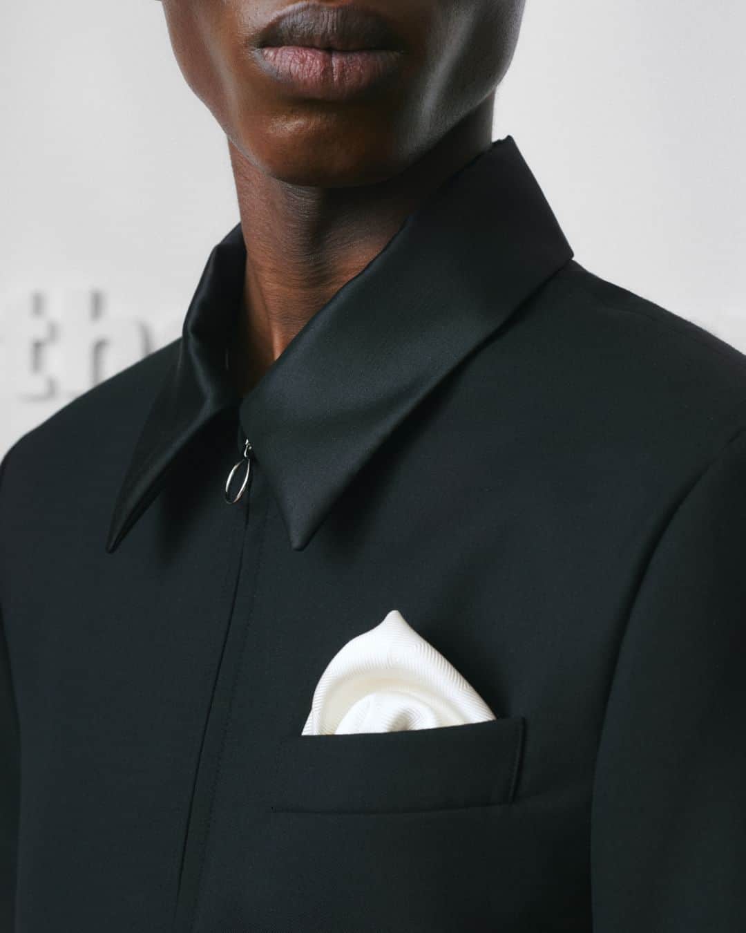 クロスサージョンのインスタグラム：「CONTEMPORARY TUXEDO  Made from lux wool suiting @hollandandsherryapparel fabric.   Photography @kee_kunnath #clothsurgeon #savilerow #bespoke」