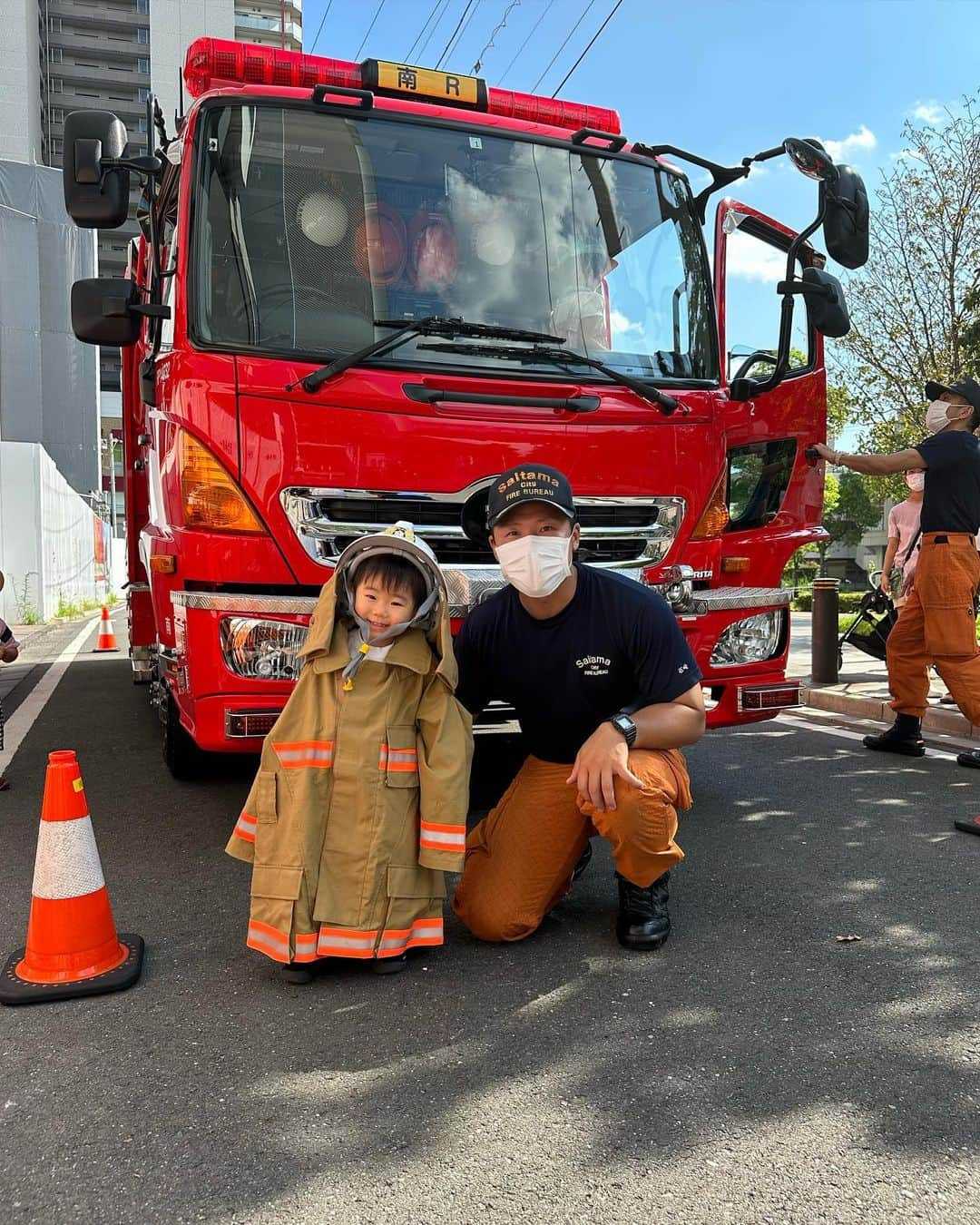 井上英里香さんのインスタグラム写真 - (井上英里香Instagram)「* はたらくくるまの中でも 特に消防車はお気に入り🚒🚓🚑 * お風呂でいつも、かじだかじだーと言って シャワーを振り回して遊ぶほど😅❣️ * 消防署の本も毎晩読んでます！ * * 間近で見る消防車の迫力と 本物の消防士さんを目の前にして しばらく固まっていましたが、 少し経ったら慣れたようです🫶🫶 * 乗車体験させてもらい、 消防服も着せてもらってご満悦✨ * ダボダボなところもまた可愛い😝🧡 * * #防災イベント #子どもとお出かけ  #消防車 #消防車両 #乗車体験 #2歳 #長男 #まだまだ乗り物ブームな息子  #男の子ってかんじです」10月23日 4時14分 - ribbonhome.erika