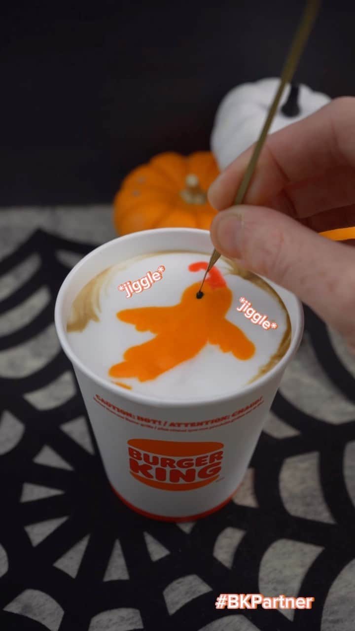 バーガーキングのインスタグラム：「sugar, spice, and everything… spice 👻🌶️☕ #BKPartner @baristart」