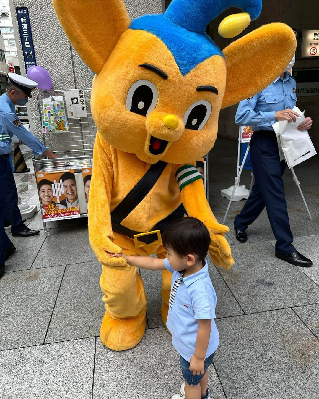 井上英里香さんのインスタグラム写真 - (井上英里香Instagram)「* 都内のデパート前でピーポ君発見💡 * * #ピーポくん #警視庁 #交通安全 #男の子育児 #2歳0歳  #ダブル抱っこいつまでできるかな  #私の二の腕はたくましくなるばかりw #ハトを見ると追いかけずにはいられない」10月23日 4時27分 - ribbonhome.erika