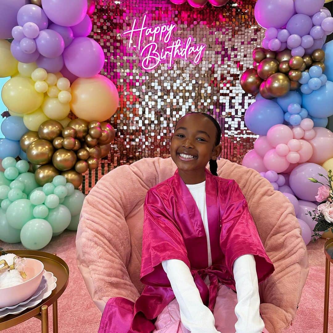 レブロン・ジェームズのインスタグラム：「Happy Bday My Princess 👸🏾 Z!! Love you ♾️ and more!!! 🤎🤎🤎🤎✨✨✨✨✨✨✨🙌🏾🙌🏾🙌🏾」