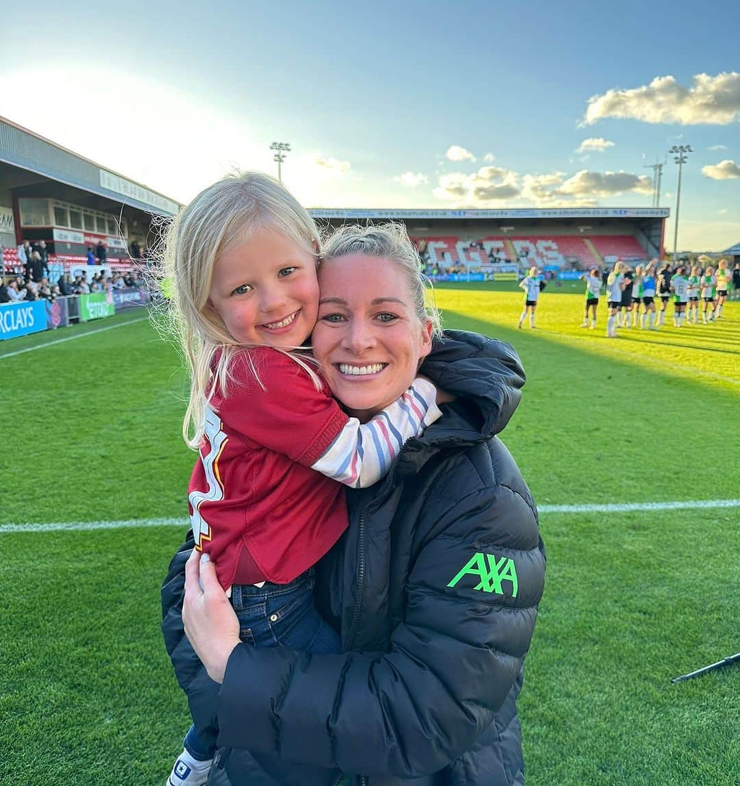 ジェンマ・ボナーさんのインスタグラム写真 - (ジェンマ・ボナーInstagram)「Forever grateful for my support. 🥰🥰  Gutted to not get the 3 points today .. thank you to all our travelling fans ❤️」10月23日 4時35分 - gembon23