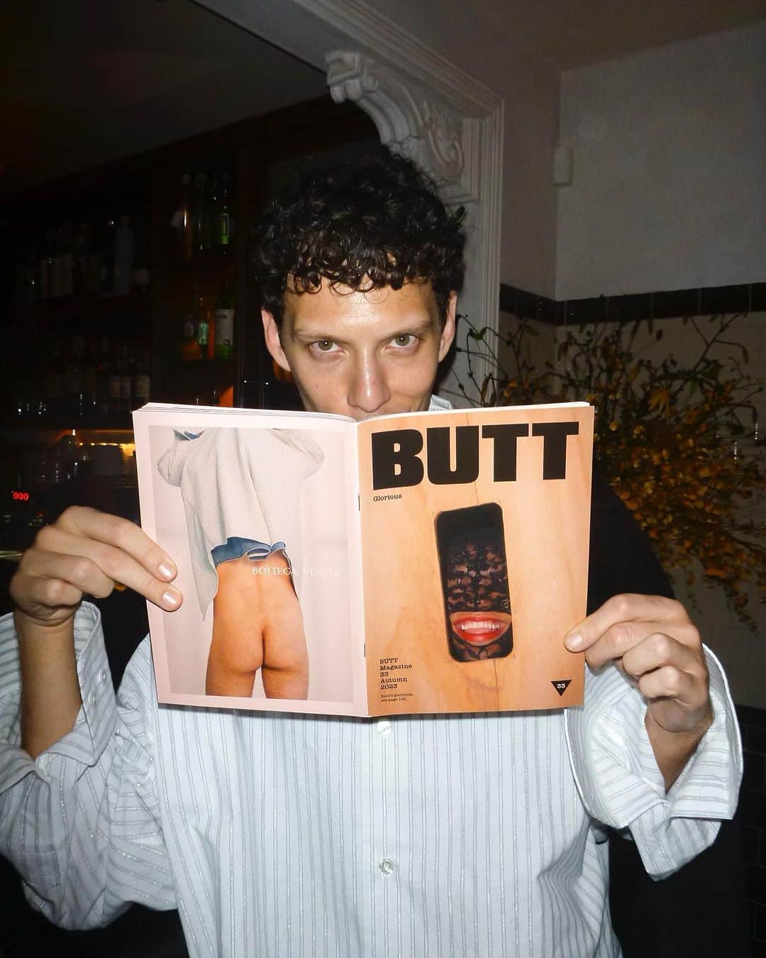 INTERVIEW Magazineさんのインスタグラム写真 - (INTERVIEW MagazineInstagram)「Butt dial 🫦 When #BottegaVeneta and @buttmagazine call, you answer. @jeremyoharris takes us inside the celebratory dinner to celebrate #BUTT33 at @rafsnewyork 🍑  Photography by @james_emmerman」10月23日 4時36分 - interviewmag