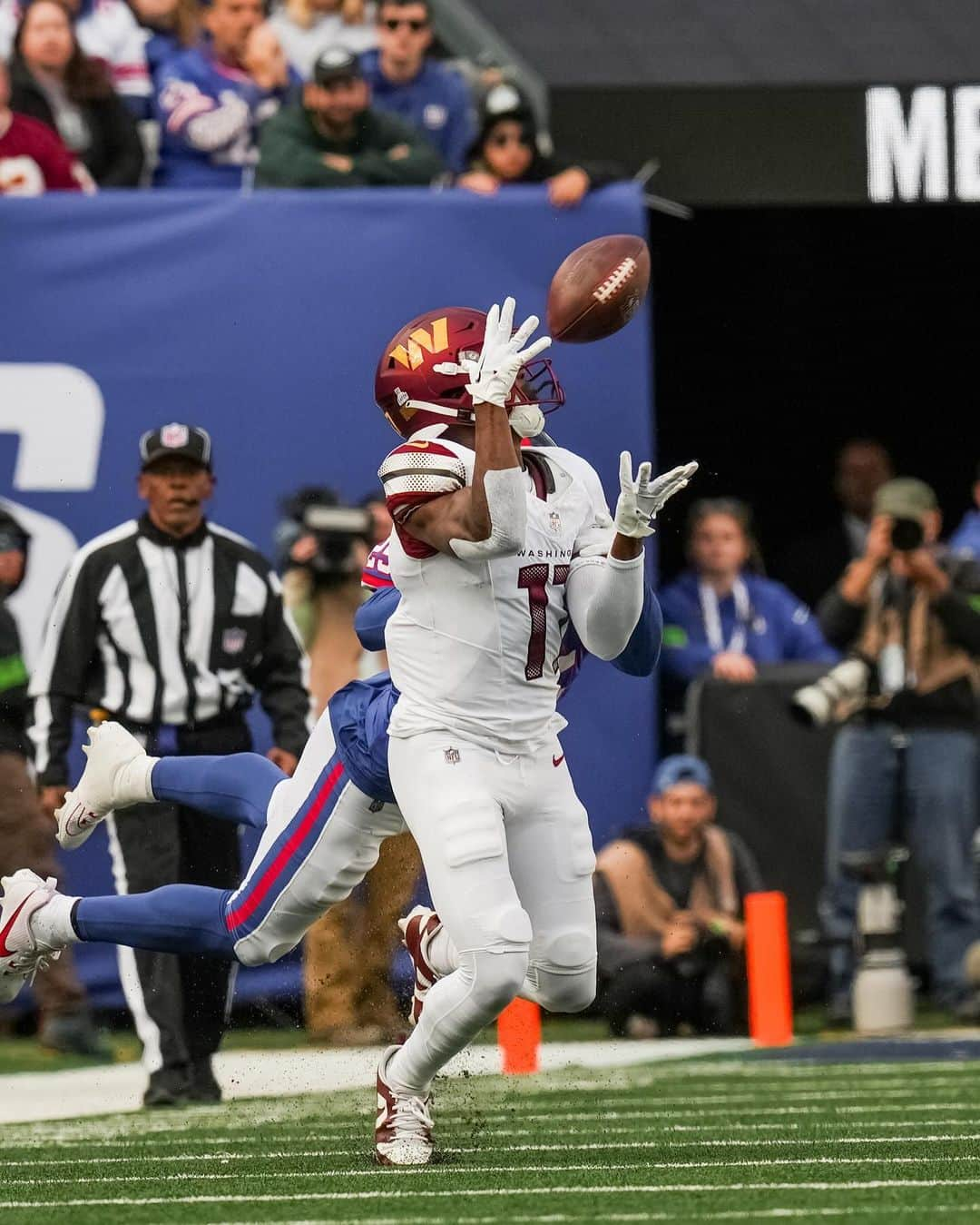 ワシントン・レッドスキンズのインスタグラム：「how does @terry_25 do it?! 🤯  📺 #WASvsNYG | CBS」