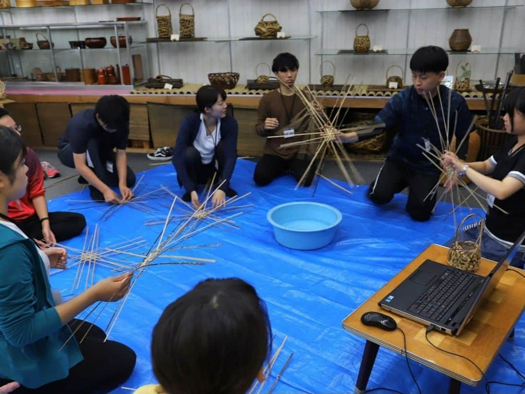 竹虎さんのインスタグラム写真 - (竹虎Instagram)「竹虎では、毎年夏に開催しているインターンシップで必ず花籠作りのワークショップをしています。実際に竹に触れ、竹の感触、しなりを体感し、難しさを知れば竹細工に対する見方も変わってくるのではないかと思うからです。 . もちろん、最初から上手く編める方はいませんが、花籠作り体験を通して出来あがった籠は、世界に一つの逸品となります。お母さんにプレゼントして喜ばれたと言うお声もいただきます。 . ワークショップを、インターンシップ以外でする事はあまり無かったですが、今回大阪の万博記念公園内お祭り広場（太陽の塔前）にて予定しています。期間は来月11月3日(金) ～5日(日)までの3日間、日本工芸産地博覧会2023の竹虎ブース内。まだお申込み受付しています。 . #竹虎 #虎斑竹専門店竹虎 #山岸竹材店 #竹虎四代目 #TAKETORA #竹製品 #竹細工 #竹工芸 #竹 #日本工芸産地博覧会 #インターンシップ #花籠 #籠づくり教室 #万博記念公園 #bamboo #暮らしを楽しむ #竹のある暮らし #籠 #かご #太陽の塔 #竹籠ワークショップ」10月23日 4時53分 - taketora1894