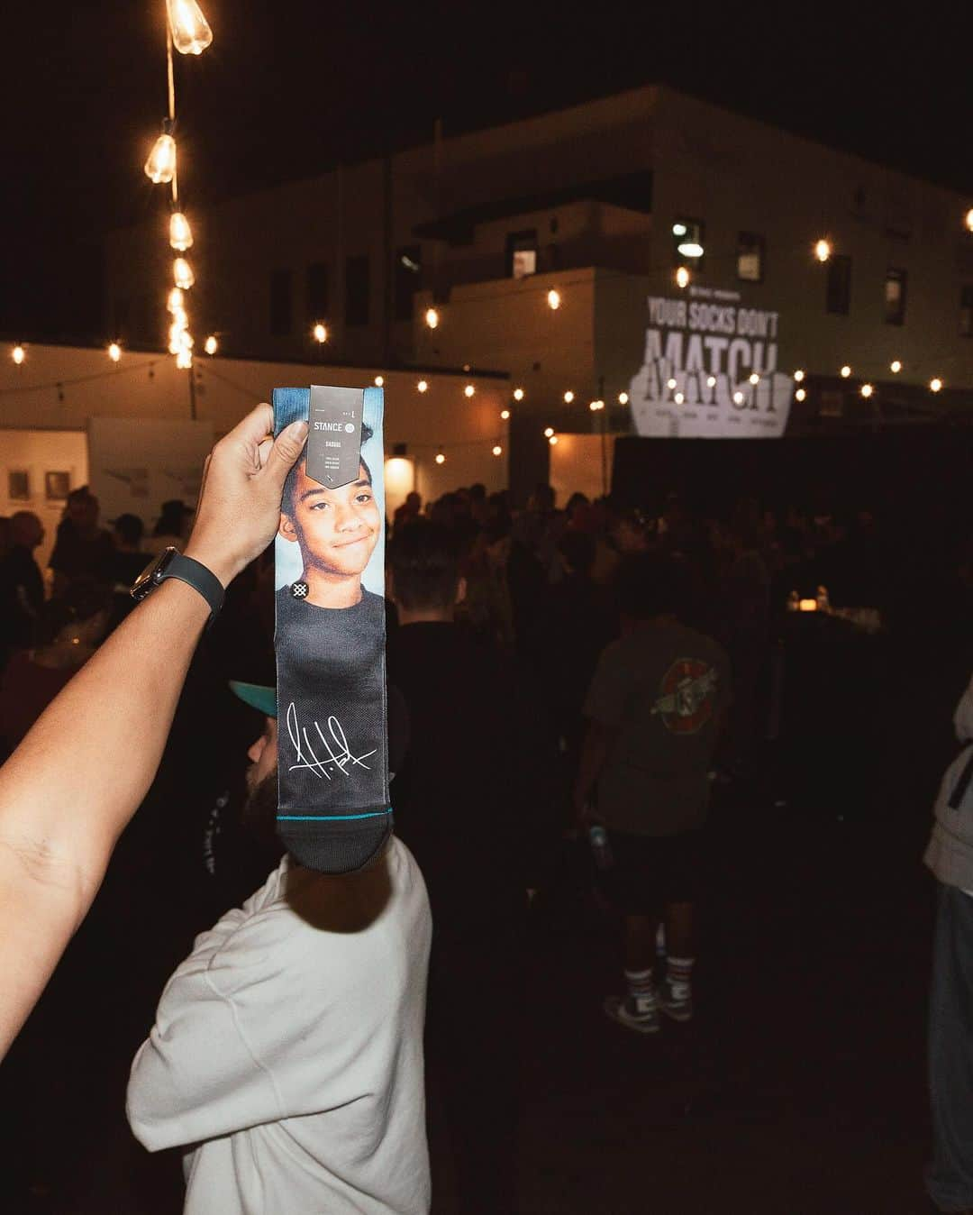 Stanceさんのインスタグラム写真 - (StanceInstagram)「About last night… 📸🎞️  You all rolled deep! @atibaphoto zines, signed prints, and our limited rerun 🧦 were flowing.  Thanks again to our sponsors and look out for our full recap video soon.  📷 @bryanberganza  #punksandpoets #stitcheddifferent #stancesocks」10月23日 4時53分 - stanceofficial