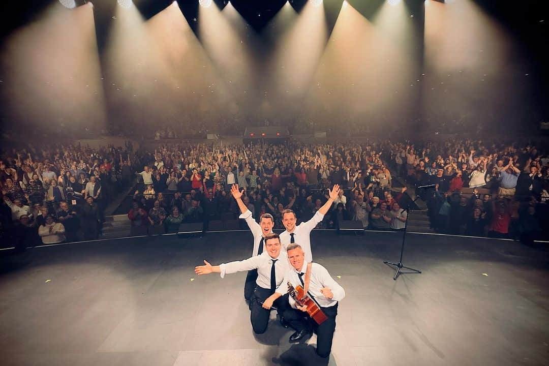 ダミアン・マクギンティーのインスタグラム：「Nashville, Indiana. You sold the place out and made Saturday night a party! We’ll be back!!!」
