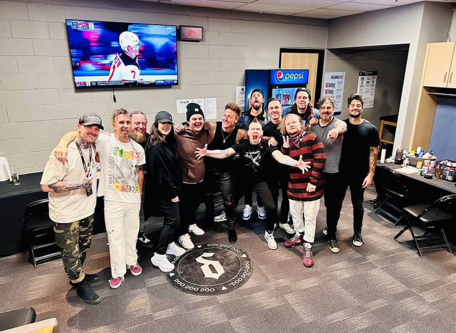 Shinedownのインスタグラム：「… @thebrentsmith on behalf of myself @bkerchofficial @ebassprod @zmyersofficial and ALL of us in @shinedown AND the INCREDIBLE men, and women in our crew.   THANK YOU!!! EVERYONE!!! ESPECIALLY @paparoach and @spiritboxmusic !!!!!!!!!!  Thank you most importantly to our #1 BOSS which just happens to be EVERYONE in the audience!!!   We captured every moment we could on this tour with the help of our extraordinary videographer  @sanjayparikhphoto and made sure we filmed the entire finale of the #TheRevolutionsLiveTour with our show designer @mitch_skelly AND @zmyersofficial   We love you SHINEDOWN NATION ❤️❤️❤️❤️  Remember, “ It’s never goodbye, it’s just ‘till next time”…   #shinedown #paparoach #spiritbox #livenation #atlanticrecords #elektrarecords #indegootentertainment #untilnexttime #love #respect #thankyou #family」