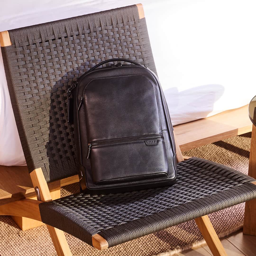 トゥミのインスタグラム：「With a sleek, refined exterior and strategically placed pockets lining the interior, the Bradner Backpack writes the book on functional minimalism.   #TUMI」