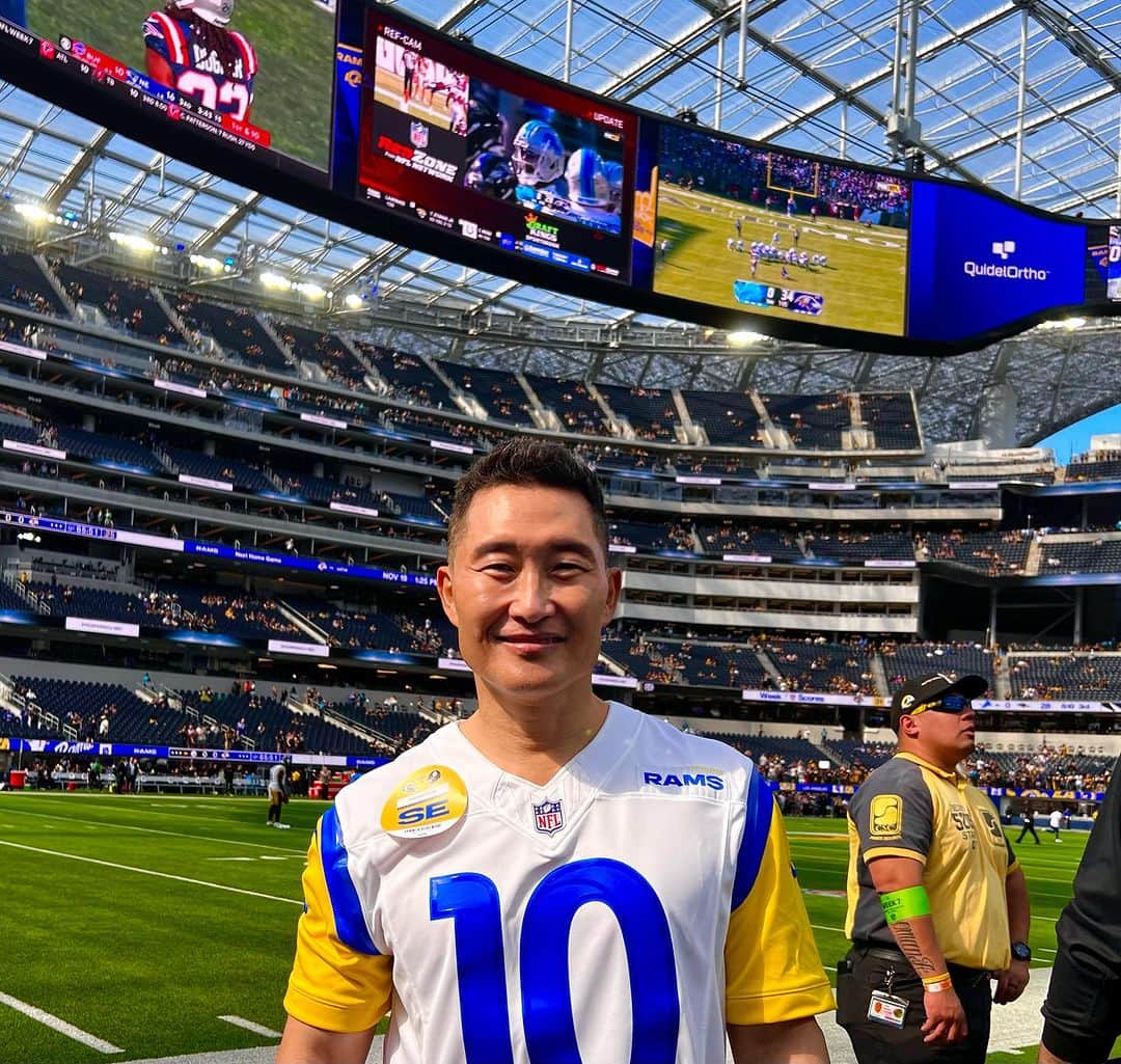 ダニエル・デイ・キムのインスタグラム：「LET’S GO @RAMS! #ramshouse」