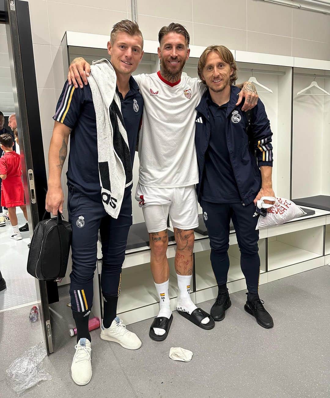 セルヒオ・ラモスのインスタグラム：「Qué bueno veros, @toni.kr8s y @lukamodric10.  Good to see you, my brothers.  🍷🍷🍷」