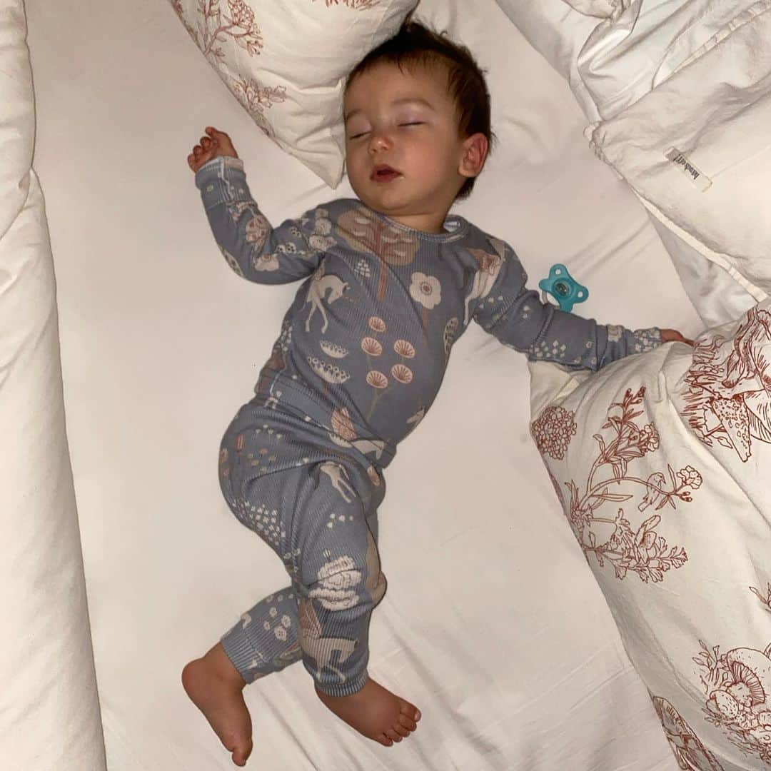 カル・リヴェロのインスタグラム：「Felices 8 meses Tao!!! Me alegras y endulzas la vida !!!  Que afortunados somos con tu padre!! Viva la vida!」
