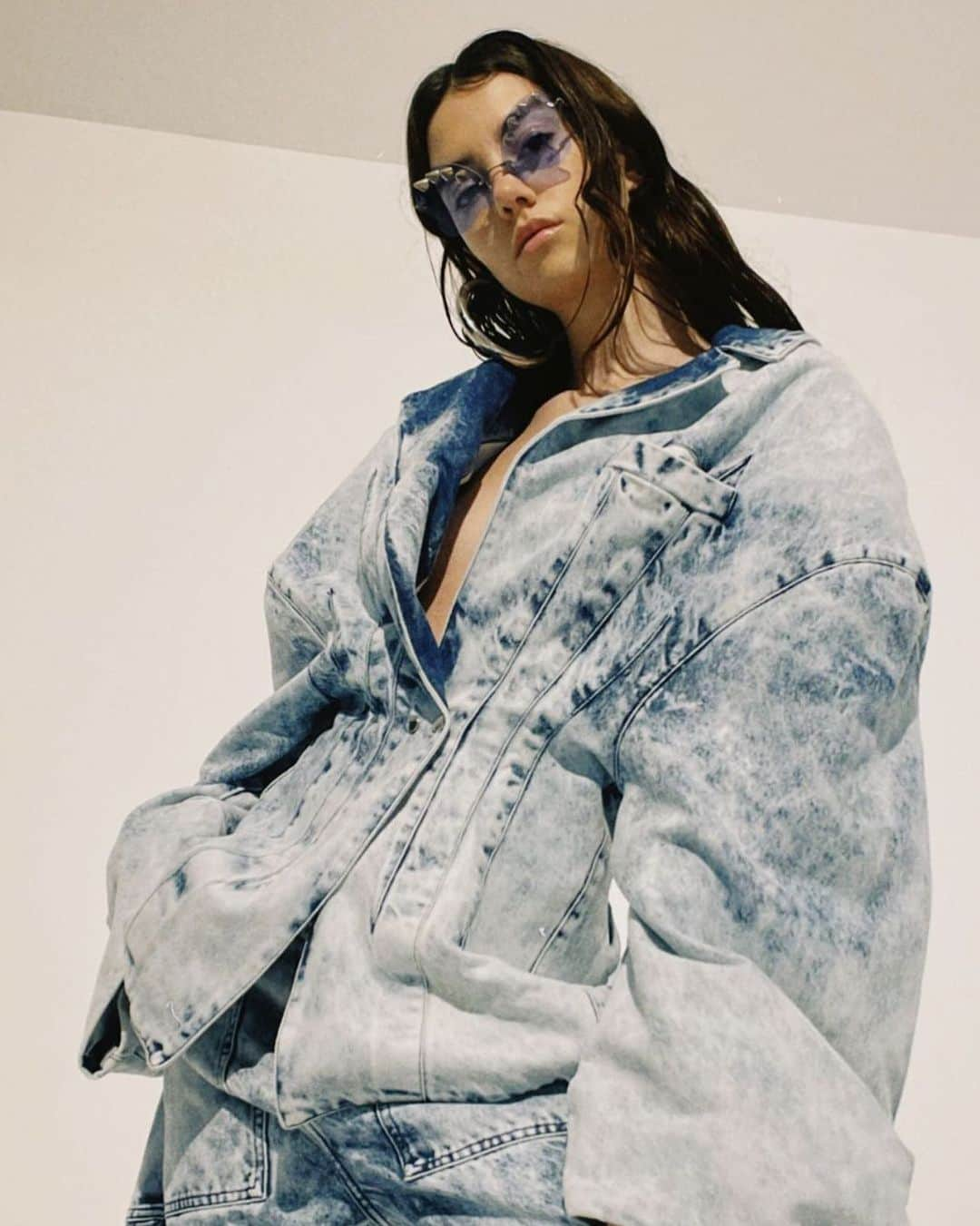 Marques Almeidaさんのインスタグラム写真 - (Marques AlmeidaInstagram)「Elevating everyday style with a touch of acid wash denim 💙  Shop our Acid wash denim big shoulder blazer at marquesalmeida.com  #marquesalmeida #howdoyouwearyourma #denim」10月23日 5時40分 - marques_almeida