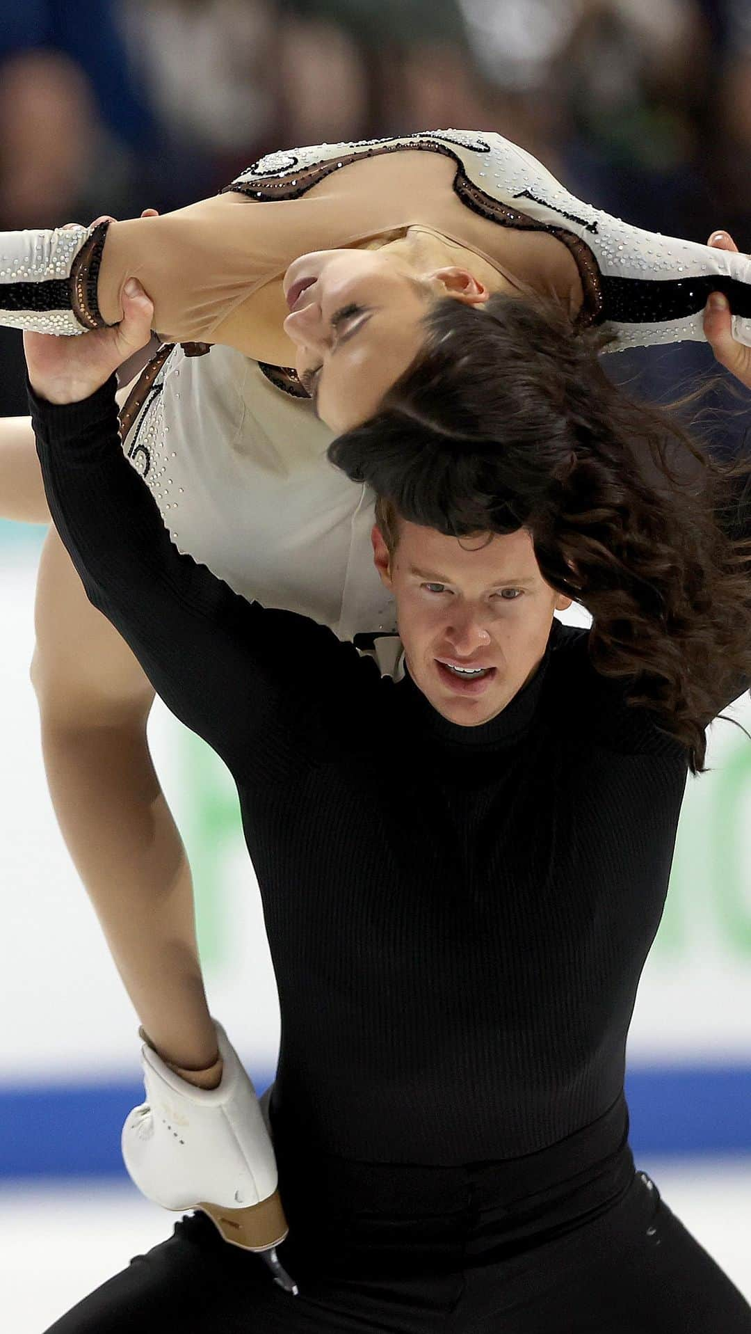 エヴァン・ベイツのインスタグラム：「Reaching for the 🌟🌟🌟   Madison Chock & Evan Bates deliver yet another mindblowing performance to take the #GPFigure title at #SkateAmerica 🔥⛸   #FigureSkating」