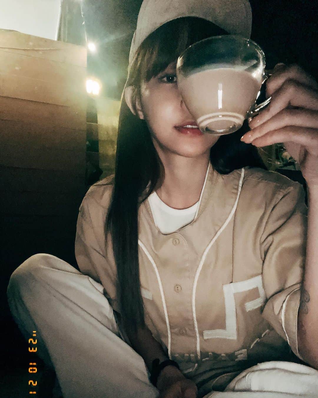 Yuriのインスタグラム：「《奶茶是混蛋》  有本書裡說：讓你熬夜想念的人，都是混蛋。 喝了一壺伯爵奶茶，徹夜未眠的我，覺得奶茶一定是混蛋。濃醇香的前味，帶著咖啡因的後勁，不負責任的讓你輾轉反側，再做一籮筐的夜夢醒來後，怕苦澀的你還需要來杯帶奶的續命咖啡因提振精神，你就這樣栽進奶茶迷幻漩渦裡。  熬著一頁又一頁，時間煮著茶，什麼時候能翻篇？ 較真的人執意把副作用修正，隨性的人選擇戒斷告別。  人生扣除了睡眠，只有一萬多天，但熬著的人，卻總是漫漫長夜。雞湯熬著會香濃，茶熬久卻會苦澀。 茶，是禁不起熬的。 你知道嗎？傷心難過沒有用，有人心疼才有用。 而心疼你的人，一定在你抬起頭，就能看見的地方。  . . .  ［後記］ 我不會忘記跟這壺奶茶說聲謝謝 ：混蛋，謝謝你熱熱甜甜的帶給我美好的滋味， 下回準備好心力熬夜的時候，我會再考慮來一杯。  - Top&Cap: @filter017」