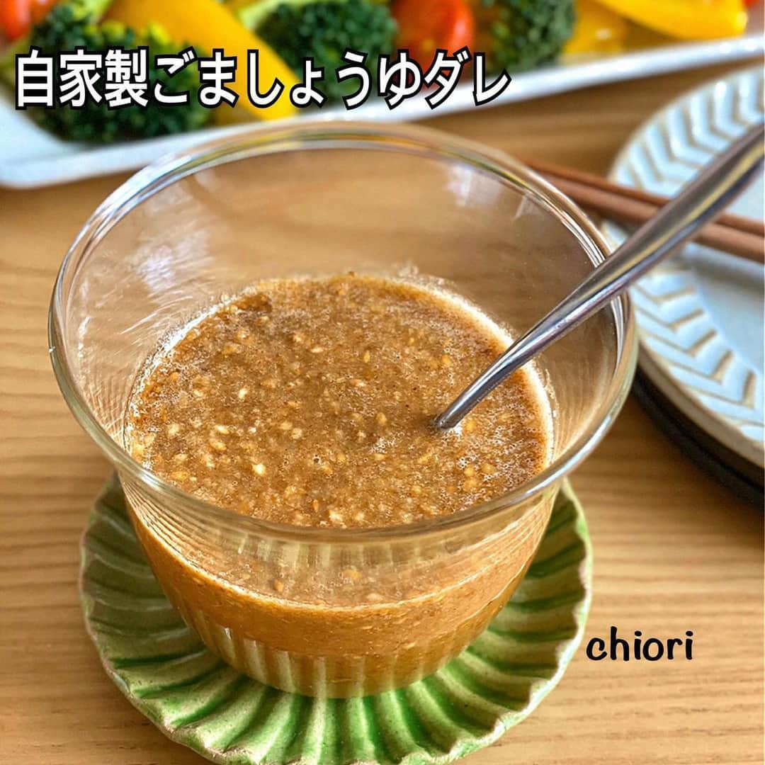 おうちごはん編集部さんのインスタグラム写真 - (おうちごはん編集部Instagram)「【作り置きしておきたい！ #自家製万能だれ 8選】  料理をするとき、自家製の万能だれがあると味付けがサッと決まるので時短になります🙌  そこで、作り置きしておきたい、自家製万能だれをピックアップ✨  お肉ともお魚とも野菜とも相性抜群で、どんな食材と合わせようかと考えるのも楽しくなりそうです😚  ------------------  ⭐️ニラ醤油だれ photo by @kazumiokuda  ⭐️ニラ味噌だれ photo by @ao27_seikatsu  ⭐️ねぎダレ photo by @chakichaki52  ⭐️ごましょうゆダレ photo by @chiori.m.m  ⭐️フレッシュトマトソース photo by @asuca_kitchen  ⭐️オニオンドレッシング photo by @asuca_kitchen  ⭐️韓国万能ダレ photo by @emi.sake  ⭐️油淋鶏の万能だれ photo by @megumi.oo  🔽自家製万能だれのレシピは、おうちごはんの記事でご紹介しているのでぜひチェックしてみてくださいね！ https://ouchi-gohan.jp/3714/  ------------------  ◆ #おうちごはんLover を付けて投稿するとおうちごはんの記事やこのアカウント、おうちごはん発信のトレンドリリースなどでご紹介させていただくことがございます。スタッフが毎日楽しくチェックしています♪  ［staff : コノ］ ------------------  #おうちごはんLover #おうちごはんラバー #ouchigohanlover #ouchigohan #おうちごはん #万能だれ #万能ダレ #万能ソース #自家製万能ダレ #手作りドレッシング  #自家製ドレッシング #たれ #タレ #ドレッシング #ソース #時短 #時短料理 #簡単料理 #手料理 #手作り料理 #献立 #おうち時間 #暮らしを楽しむ」10月23日 6時00分 - ouchigohan.jp