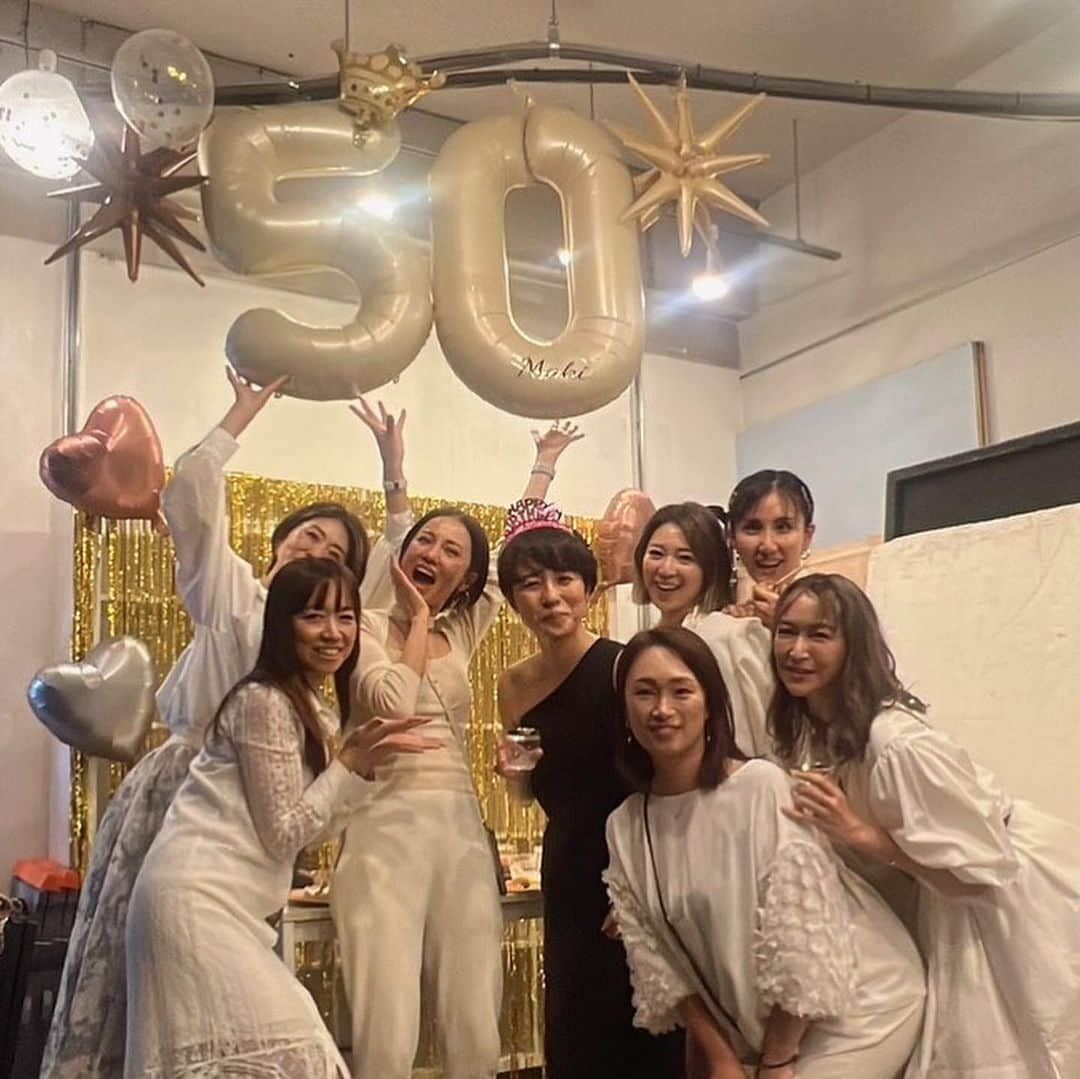 鳳山えりさんのインスタグラム写真 - (鳳山えりInstagram)「野口真紀さん誕生日パーティー🎉 50歳になるという節目に 料理教室のみんなでお祝いしたいと 幹部4名がチームのみんなに声をかけて お祝いしました💓  @makinoguchi1022   お祝いするはずが、 真紀さんが私たちに ファン感謝祭をしているような笑 すっかり楽しませていただきました🤣笑  みんな楽しかったと言ってくれて 幹事チームは大喜びです😚  真紀さんのお料理教室は一般募集してなくて紹介性。 各チームに幹事がいて、日にちやメニューを仕切ります！ だからお友達だけのクラスなので、こんなことが実現できました😊💓  @kaori_nishizawa0213  @michiko_health_beauty  @bar_reiko  @kawashima.eiko   ケータリングは @m.cookingsalon に！  真紀さんにお料理披露するのは相当なプレッシャーだっただろうけど快く受けてくれました😁 フードもデザートもドリンクも全部手作りで、最高のシェフ✨ いつもありがとう😊  ケーキはオーダーメイドで夏子さんのプレゼント🍰 @natsuko_hirata   @marinehouse_yourstorycake  真紀さんの料理本のケーキをつくってくれました💓  50歳に見えなすぎですが、、、笑 60歳の誕生日はみんなで赤い服でお出迎えしたいと思いますw  #誕生日会 #50歳の誕生日 #まさるさん会場ありがとう！ #野口真紀生誕祭 #夏子さんもケーキありがとう！ #一大イベント終了」10月23日 6時15分 - eri_toriyama