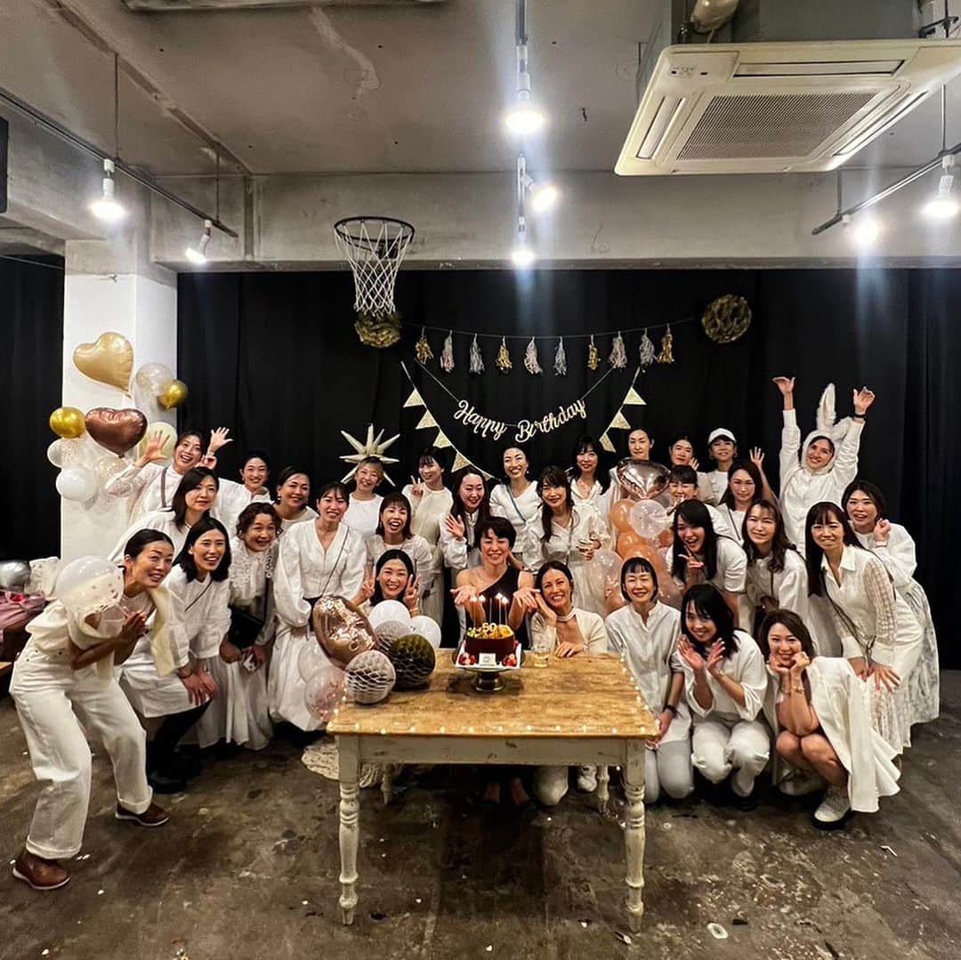 鳳山えりさんのインスタグラム写真 - (鳳山えりInstagram)「野口真紀さん誕生日パーティー🎉 50歳になるという節目に 料理教室のみんなでお祝いしたいと 幹部4名がチームのみんなに声をかけて お祝いしました💓  @makinoguchi1022   お祝いするはずが、 真紀さんが私たちに ファン感謝祭をしているような笑 すっかり楽しませていただきました🤣笑  みんな楽しかったと言ってくれて 幹事チームは大喜びです😚  真紀さんのお料理教室は一般募集してなくて紹介性。 各チームに幹事がいて、日にちやメニューを仕切ります！ だからお友達だけのクラスなので、こんなことが実現できました😊💓  @kaori_nishizawa0213  @michiko_health_beauty  @bar_reiko  @kawashima.eiko   ケータリングは @m.cookingsalon に！  真紀さんにお料理披露するのは相当なプレッシャーだっただろうけど快く受けてくれました😁 フードもデザートもドリンクも全部手作りで、最高のシェフ✨ いつもありがとう😊  ケーキはオーダーメイドで夏子さんのプレゼント🍰 @natsuko_hirata   @marinehouse_yourstorycake  真紀さんの料理本のケーキをつくってくれました💓  50歳に見えなすぎですが、、、笑 60歳の誕生日はみんなで赤い服でお出迎えしたいと思いますw  #誕生日会 #50歳の誕生日 #まさるさん会場ありがとう！ #野口真紀生誕祭 #夏子さんもケーキありがとう！ #一大イベント終了」10月23日 6時15分 - eri_toriyama