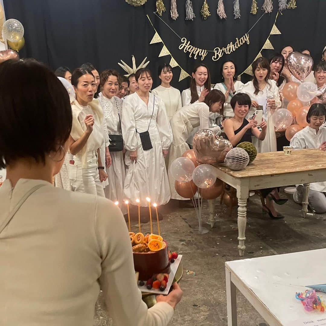 鳳山えりさんのインスタグラム写真 - (鳳山えりInstagram)「野口真紀さん誕生日パーティー🎉 50歳になるという節目に 料理教室のみんなでお祝いしたいと 幹部4名がチームのみんなに声をかけて お祝いしました💓  @makinoguchi1022   お祝いするはずが、 真紀さんが私たちに ファン感謝祭をしているような笑 すっかり楽しませていただきました🤣笑  みんな楽しかったと言ってくれて 幹事チームは大喜びです😚  真紀さんのお料理教室は一般募集してなくて紹介性。 各チームに幹事がいて、日にちやメニューを仕切ります！ だからお友達だけのクラスなので、こんなことが実現できました😊💓  @kaori_nishizawa0213  @michiko_health_beauty  @bar_reiko  @kawashima.eiko   ケータリングは @m.cookingsalon に！  真紀さんにお料理披露するのは相当なプレッシャーだっただろうけど快く受けてくれました😁 フードもデザートもドリンクも全部手作りで、最高のシェフ✨ いつもありがとう😊  ケーキはオーダーメイドで夏子さんのプレゼント🍰 @natsuko_hirata   @marinehouse_yourstorycake  真紀さんの料理本のケーキをつくってくれました💓  50歳に見えなすぎですが、、、笑 60歳の誕生日はみんなで赤い服でお出迎えしたいと思いますw  #誕生日会 #50歳の誕生日 #まさるさん会場ありがとう！ #野口真紀生誕祭 #夏子さんもケーキありがとう！ #一大イベント終了」10月23日 6時15分 - eri_toriyama