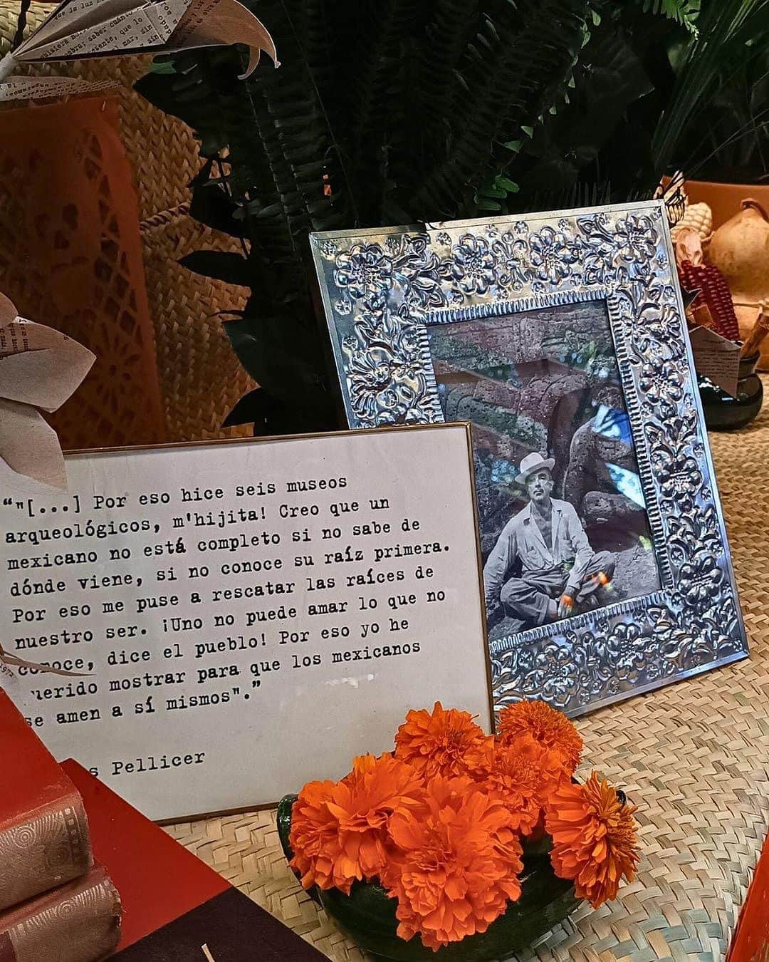 フリーダ・カーロ記念館さんのインスタグラム写真 - (フリーダ・カーロ記念館Instagram)「¡ᴠᴇɴ ᴀ ᴄᴏɴᴏᴄᴇʀ ʟᴀ ᴏғʀᴇɴᴅᴀ ᴅᴇ #ᴅíᴀᴅᴇᴍᴜᴇʀᴛᴏs ᴇɴ ʟᴀ ᴄᴀsᴀ ᴀᴢᴜʟ!   En el poema "Esto soy", #CarlosPellicer 📖 expresa su amor por la vegetación de Tabasco, una declaración donde se ve como árbol, hermano de la iguana y mexicano con raíces profundas. Su relación con Frida y su pasión por México lo convirtieron en un pilar de éste espacio convertido en Museo.  Este año, honramos su legado con una ofrenda en la #CasaAzul 💙. Cada detalle refleja su vida y obra: un avión de juguete, una máquina de escribir, plumas fuente y libros que representan su quehacer cultural y su conexión con #FridaKahlo 🌺.  El diseño está inspirado en los altares indígenas tabasqueños, tomando elementos del estilo zoque y yokot’an. Desde tapetes, veladoras y panes de muerto, hasta arcos con hojas de palma, cada pieza tiene un propósito.  𝗣𝗹𝗮𝗻𝗲𝗮 𝘁𝘂 𝘃𝗶𝘀𝗶𝘁𝗮 𝘆 𝗮𝗱𝗾𝘂𝗶𝗲𝗿𝗲 𝘁𝘂𝘀 𝗯𝗼𝗹𝗲𝘁𝗼𝘀 🎟️ 𝗰𝗼𝗻 𝗮𝗻𝘁𝗶𝗰𝗶𝗽𝗮𝗰𝗶ó𝗻 visitando el link de nuestra bio o dando click al enlace: www.linkr.bio/museofridakahlo   🫀 #MuseoFridaKahlo #art #arte #creatividad 💀 #Ofrenda #HomenajePellicer #DíaDeMuertos #CasaAzulHomenaje 🇲🇽 #México #CDMX #MexicoCity 🧳 #travel #Coyoacán #Museum #Museo #MuseosCDMX #travelgram」10月23日 6時13分 - museofridakahlo