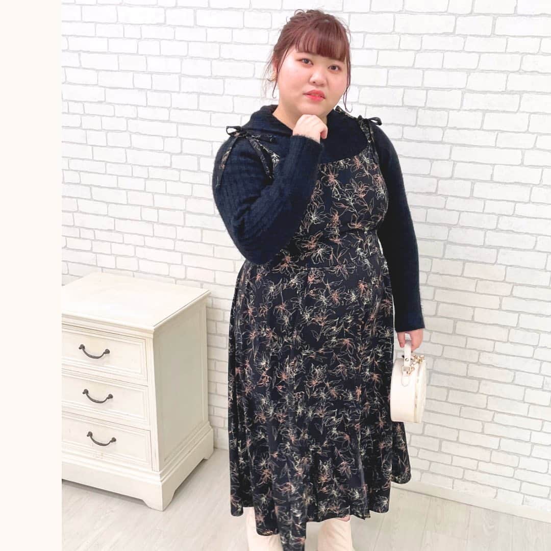 スマイルチャンネルさんのインスタグラム写真 - (スマイルチャンネルInstagram)「肩ひも部分をリボン結びする 花柄キャミワンピース♡  裾のフロントにスリットが入っているから 歩くたびにさりげない肌見せができます🫶  ショルダーリボン 花柄キャミソールワンピース 【商品番号No.  AMR0123E0029 】 color:ピンク、黒 size:L,LL,3L,4L,5L,6L,8L,10L  ▼公式サイトの検索窓から商品番号を入力で詳細が確認できます。 インスタプロフィールのURLから公式販売サイトを check✔︎ @marun___official  【model:りんちゃん 158cm ・4L着用（@rinrin_plus）】 ___________________________  marun(マルン)  自分でも、周りからも「可愛い」と思ってもらえるフェミニンなお洋服を取り揃えたブランド。 可愛くなる魔法がかかったような特別な1 着が見つかります。  ___________________________  #marun#マルン#フェミニン#フェミニンコーデ#ぽっちゃり#ぽっちゃりコーデ#ぽっちゃり女子#マシュマロ女子#オトナ女子#plussizefashion#plussizestyle#大きいサイズ #大きいサイズのお洒落#プラスサイズ#棉花糖女孩#大人可愛い#秋コーデ#冬コーデ#デートコーデ#お出かけコーデ#ワンピース#ワンピースコーデ#花柄#花柄ワンピ#リボンワンピース#リボンワンピ#キャミワンピース#キャミワンピ#キャミワンピコーデ#花柄ワンピース」10月23日 17時09分 - la_smileland