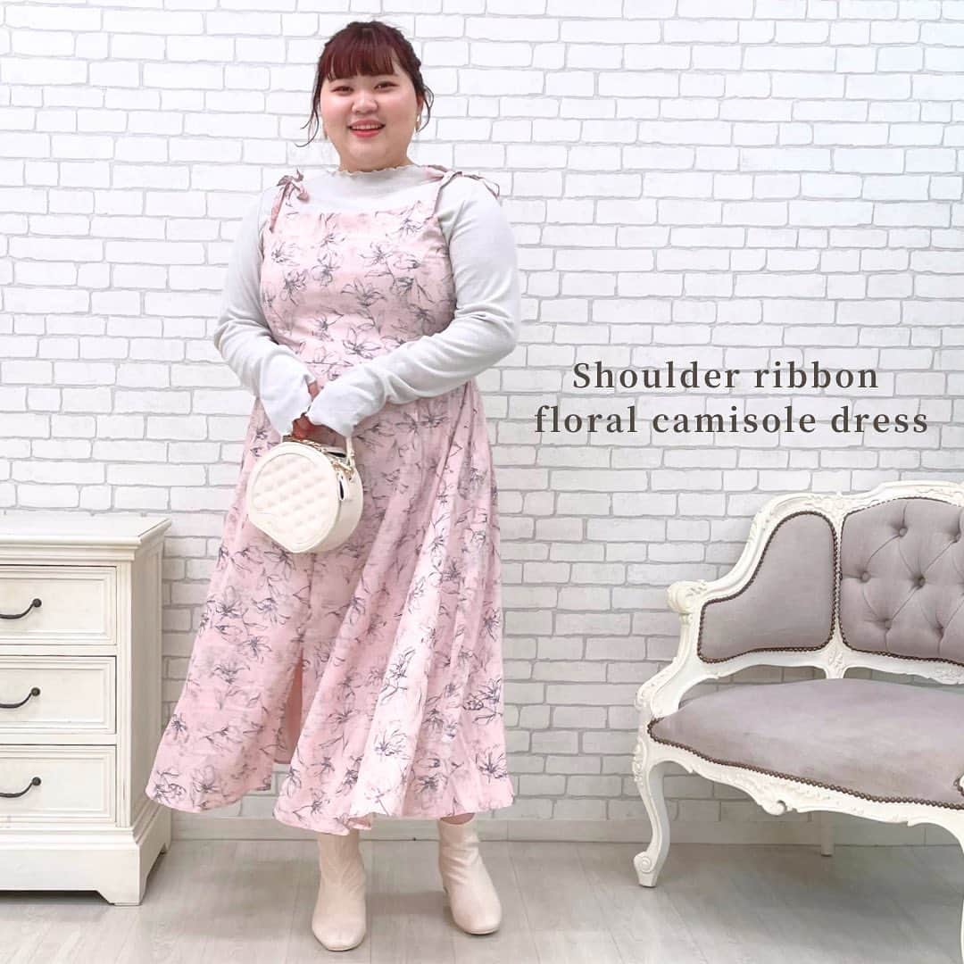 スマイルチャンネルさんのインスタグラム写真 - (スマイルチャンネルInstagram)「肩ひも部分をリボン結びする 花柄キャミワンピース♡  裾のフロントにスリットが入っているから 歩くたびにさりげない肌見せができます🫶  ショルダーリボン 花柄キャミソールワンピース 【商品番号No.  AMR0123E0029 】 color:ピンク、黒 size:L,LL,3L,4L,5L,6L,8L,10L  ▼公式サイトの検索窓から商品番号を入力で詳細が確認できます。 インスタプロフィールのURLから公式販売サイトを check✔︎ @marun___official  【model:りんちゃん 158cm ・4L着用（@rinrin_plus）】 ___________________________  marun(マルン)  自分でも、周りからも「可愛い」と思ってもらえるフェミニンなお洋服を取り揃えたブランド。 可愛くなる魔法がかかったような特別な1 着が見つかります。  ___________________________  #marun#マルン#フェミニン#フェミニンコーデ#ぽっちゃり#ぽっちゃりコーデ#ぽっちゃり女子#マシュマロ女子#オトナ女子#plussizefashion#plussizestyle#大きいサイズ #大きいサイズのお洒落#プラスサイズ#棉花糖女孩#大人可愛い#秋コーデ#冬コーデ#デートコーデ#お出かけコーデ#ワンピース#ワンピースコーデ#花柄#花柄ワンピ#リボンワンピース#リボンワンピ#キャミワンピース#キャミワンピ#キャミワンピコーデ#花柄ワンピース」10月23日 17時09分 - la_smileland