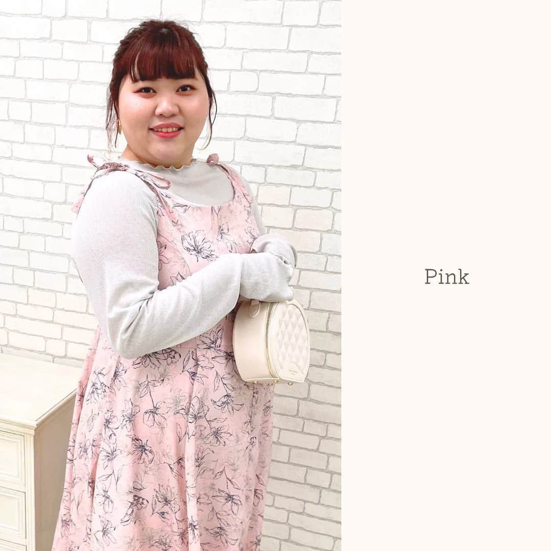 スマイルチャンネルさんのインスタグラム写真 - (スマイルチャンネルInstagram)「肩ひも部分をリボン結びする 花柄キャミワンピース♡  裾のフロントにスリットが入っているから 歩くたびにさりげない肌見せができます🫶  ショルダーリボン 花柄キャミソールワンピース 【商品番号No.  AMR0123E0029 】 color:ピンク、黒 size:L,LL,3L,4L,5L,6L,8L,10L  ▼公式サイトの検索窓から商品番号を入力で詳細が確認できます。 インスタプロフィールのURLから公式販売サイトを check✔︎ @marun___official  【model:りんちゃん 158cm ・4L着用（@rinrin_plus）】 ___________________________  marun(マルン)  自分でも、周りからも「可愛い」と思ってもらえるフェミニンなお洋服を取り揃えたブランド。 可愛くなる魔法がかかったような特別な1 着が見つかります。  ___________________________  #marun#マルン#フェミニン#フェミニンコーデ#ぽっちゃり#ぽっちゃりコーデ#ぽっちゃり女子#マシュマロ女子#オトナ女子#plussizefashion#plussizestyle#大きいサイズ #大きいサイズのお洒落#プラスサイズ#棉花糖女孩#大人可愛い#秋コーデ#冬コーデ#デートコーデ#お出かけコーデ#ワンピース#ワンピースコーデ#花柄#花柄ワンピ#リボンワンピース#リボンワンピ#キャミワンピース#キャミワンピ#キャミワンピコーデ#花柄ワンピース」10月23日 17時09分 - la_smileland