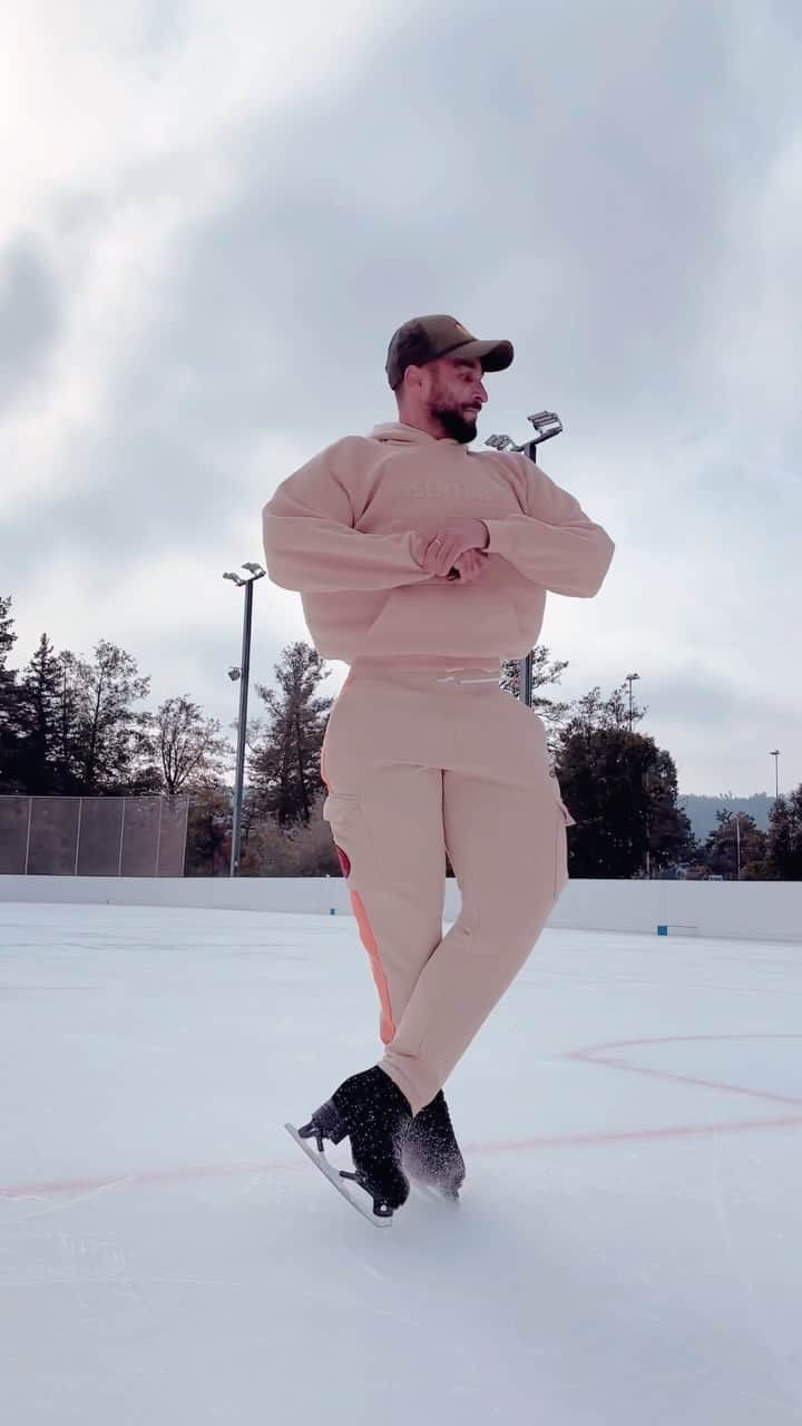 イヴァン・リギーニのインスタグラム：「Enjoying the sun😎 @50cent  • • • • #patinaje #patinage  #patinadores #pattinaggio #patinajeartistico #patinageartistique #pattinaggioartistico #patinajesobrehielo #iceskater #iceskating #iceskate #figureskater #figureskating #фигурноекатание #figureskaters #フィギュアスケート #ivanrighini #reels #reel #video #videooftheday #nature #amazing #beautiful #japan #tokyo #wintersports #50cent」