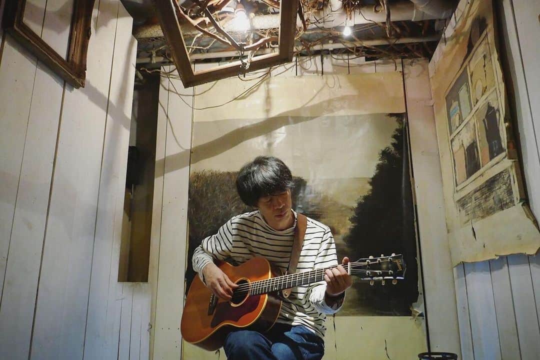山田稔明のインスタグラム：「9月23日開催予定だった公演が延期振替になった11月18日（土）「夜の科学 in 下北沢〜小箱のなかの音楽50」は昼の部（14時半開演）にキャンセルによる空席が少しあります。夜の部はキャンセル待ち受付中です。この機会にぜひ下北沢レテの空間を体験してみてください。詳細はレテHPまで。ストーリーズにリンクを貼りました。 #山田稔明」
