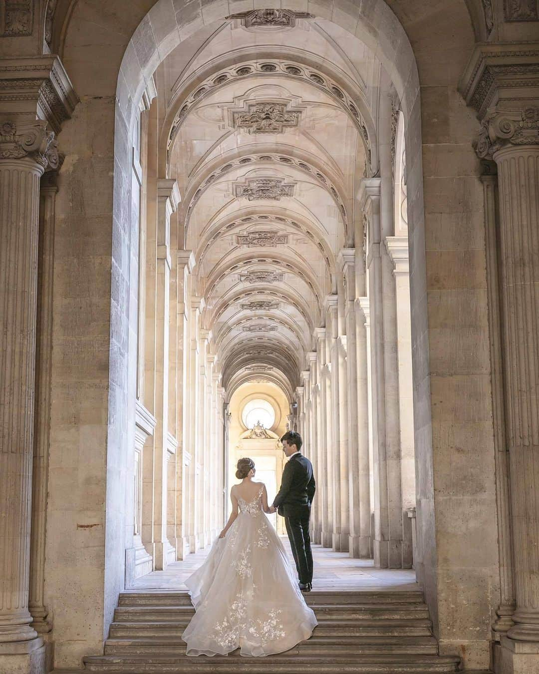 ラヴィ•ファクトリーのインスタグラム：「. 【写真で叶える結婚式】 . こちらのお写真は @paris_laviephotography さんから リグラムさせていただきました✨  階段はドレスのトレーンを美しく魅せてくれ 優しく手を握る新郎さまに見つめ合うおふたり...🤍 まるでおとぎ話のプリンセスのような1枚です📸 . —————— @laviefactoryをフォローして #laviefactory #ラヴィファクトリー のハッシュタグをつけて お写真を投稿してみてくださいね✳︎ . こちらの公式IG（@laviefactory） で取り上げさせていただきます✨ . 思わず笑顔になれるハートのある 「家族写真」はラヴィクルール* >>>@laviecouleur_official . #wedding #weddingphotography #photo #ハートのある写真 #instawedding #結婚写真 #ウェディング #ウェディングフォト #撮影指示書 #ロケーションフォト #前撮り #写真好きな人と繋がりたい #フォトウェディング #卒花 #後撮り #ウェディングニュース #前撮り小物 #前撮りフォト #前撮りアイテム #ウェディング撮影 #撮影構図 #前撮りアイディア #撮影指示書 #花嫁コーディネート #洋装ロケフォト #パリ前撮り #ハネムーン #ヨーロッパ前撮り」