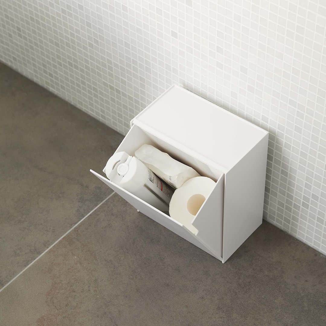 yamazaki_japanさんのインスタグラム写真 - (yamazaki_japanInstagram)「トイレが整う収納ケース「ウォールトイレポット&収納ケース タワー」のご紹介です。  置いても、壁に付けても使える、ゴミを隠して見せない清潔でスマートなトイレポット&収納ケース。 片手で開閉できるフラップ式のケースは、ゴミを捨てる時や収納したものの取り出しも楽に行えます。  トイレ用ポリ袋がピッタリ収まるサイズなので、サリタニーポットとして使用したり、 サニタリー用品や掃除グッズなどの小物収納、トイレットペーパーのストックにもおススメ！ 使いたいときにサッと手に取れて便利です。  天板は落ち止めがあるトレーになっているので、フレグランスなどの小物を置いたり、スマートフォンの一時置きにもピッタリ◎ ケースの着脱も簡単なので、ゴミ袋の取り付けやお手入れもラクラクです。  さらに複数台並べることで、サリタニーポット用と収納用など、用途別に使い分けることもできますね。 複数並べても違和感なく、トイレの空間にすっきりと溶け込みます。  ■SIZE　約W20.5×D12.3×H12.3cm ■耐荷重　トレー：約 1kg / ケース：約 1.5kg  ※壁への取り付けは、壁面の素材に合わせて「石こうボードピン」と「木ネジ」の２種類から選べます。 壁に取り付け出来ない場合は、もちろん床置きもOKです。  --------------------------------- 山崎実業のコラムサイト「Simple Life Lab.」も運営中◎ 暮らしのアイデアや、漫画ヤマクマちゃんなど様々なコンテンツが掲載されています。 是非ご覧ください。 https://lab.yamajitsu.co.jp/ ---------------------------------  #home #tower #ウォールトイレポット収納ケースタワー #トイレポット収納ケース #トイレポット #サリタニーポット #トイレ収納 #トイレ  #インテリア #モノトーンインテリア #木目 #暮らし #丁寧な暮らし #シンプルライフ #おうち #収納 #シンプル #モダン #便利 #おしゃれ #雑貨 #yamazaki #山崎実業 #ヤマジツ」10月23日 17時04分 - yamazaki.home.channel